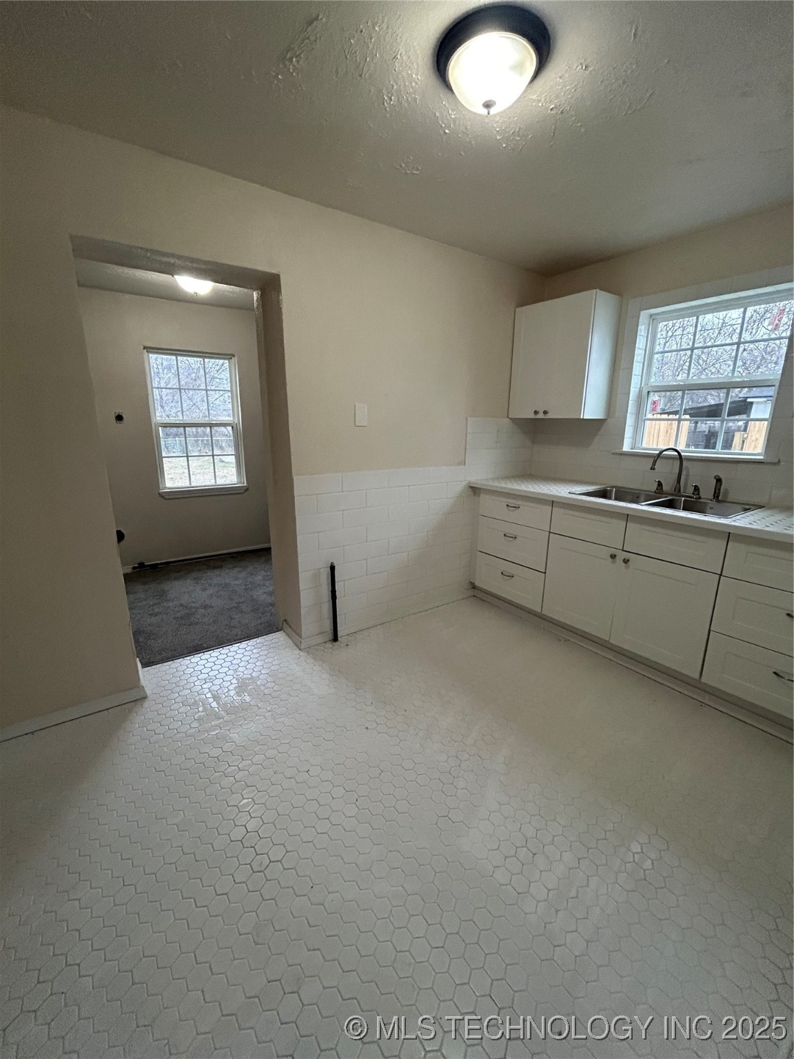 627 W 7th Property Photo 18