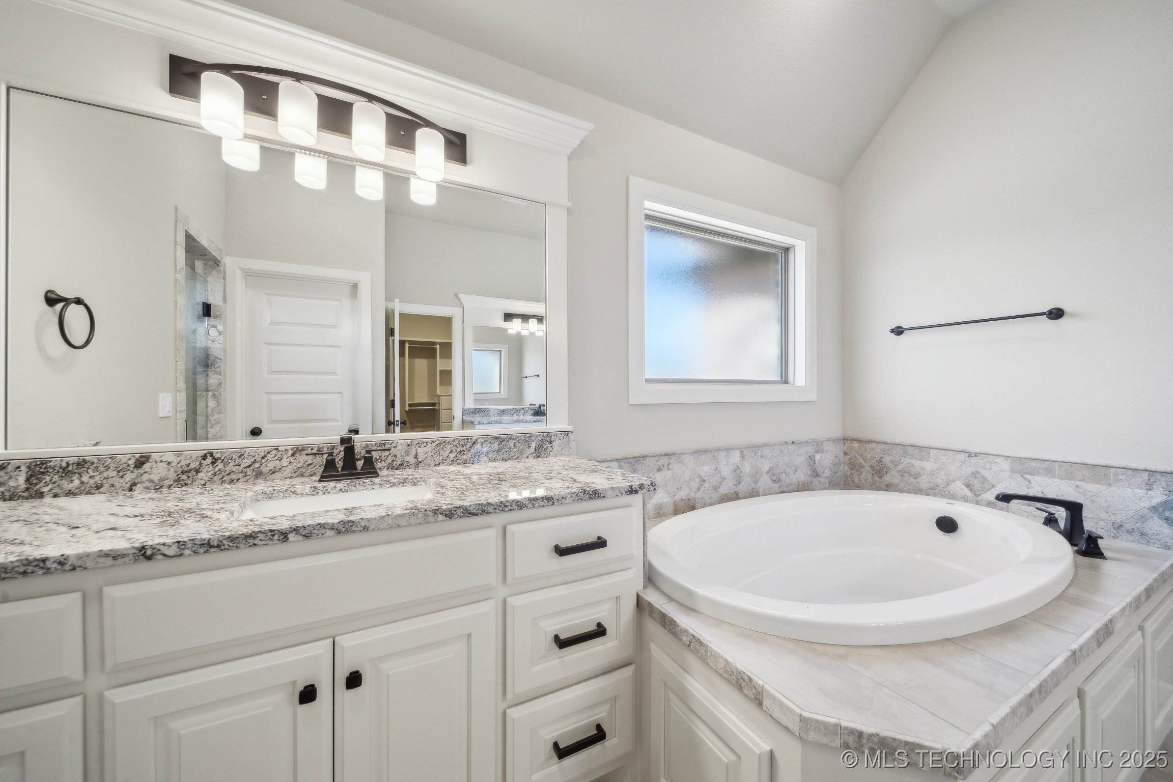 20936 S Addison Avenue Property Photo 18