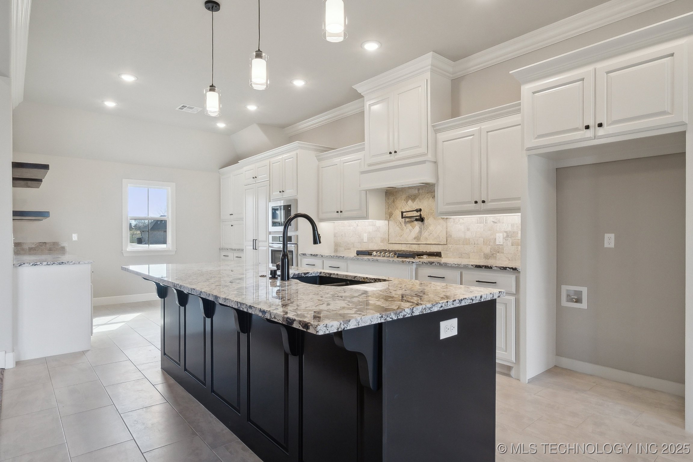 20928 S Addison Avenue Property Photo 10