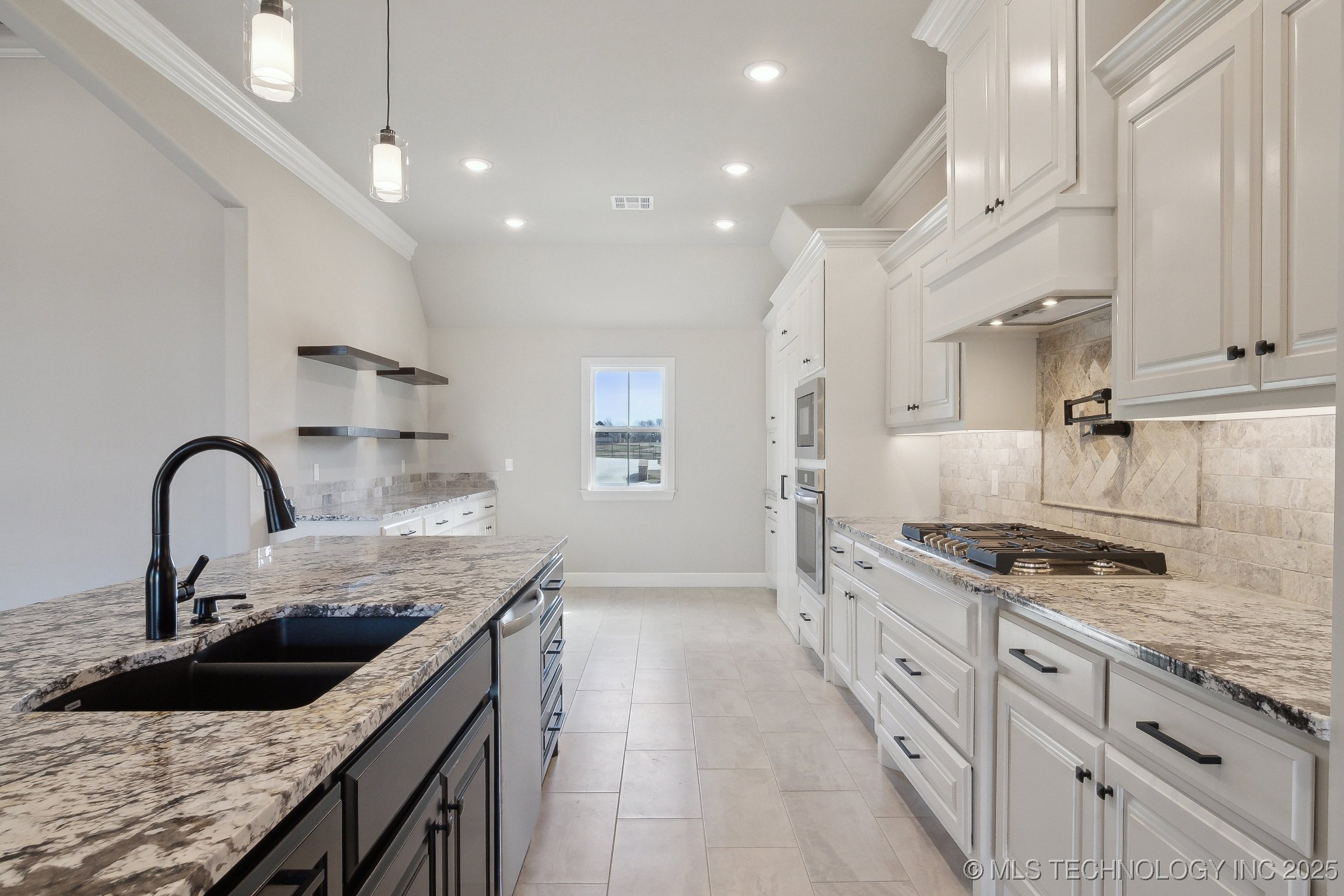 20928 S Addison Avenue Property Photo 11