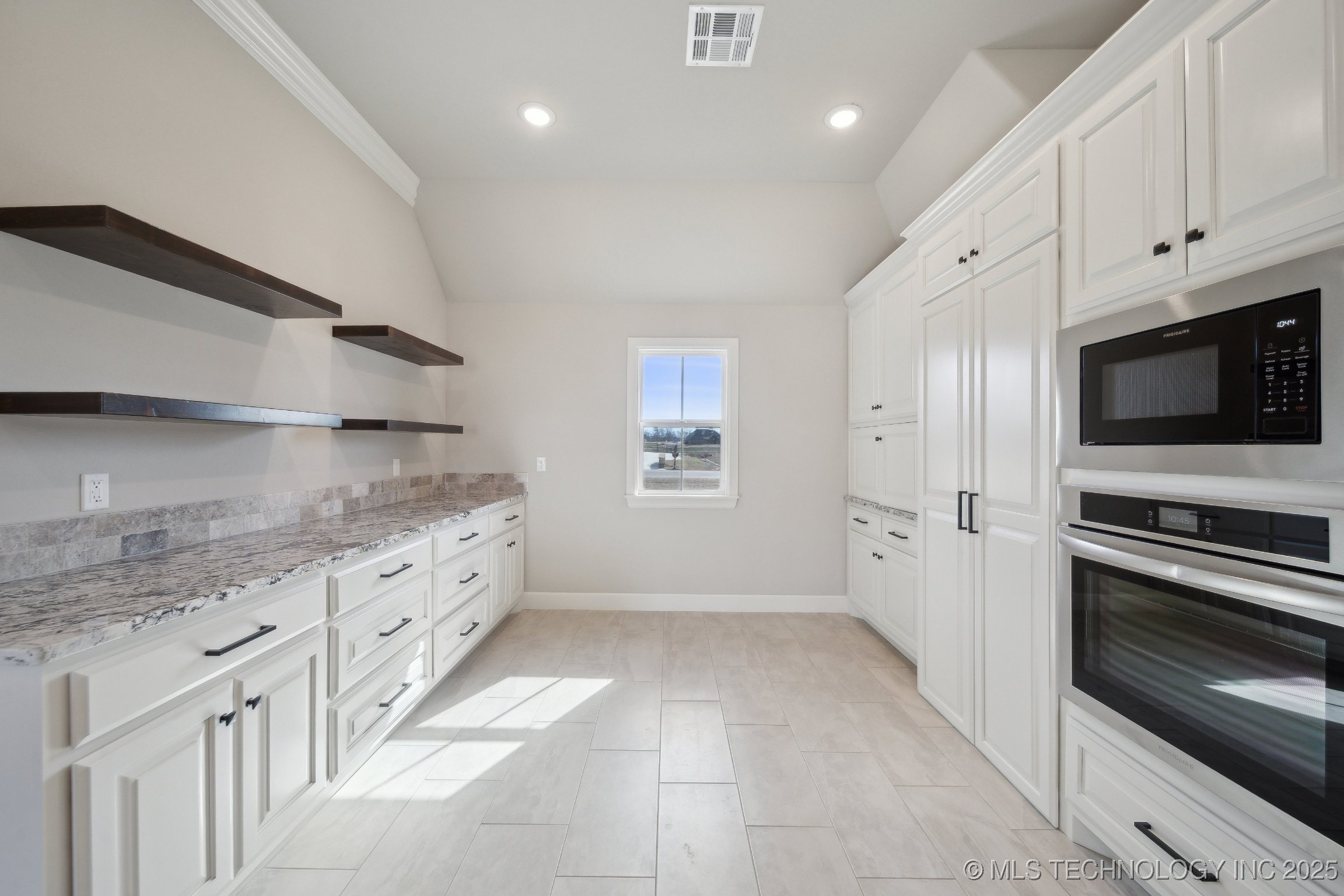 20928 S Addison Avenue Property Photo 14