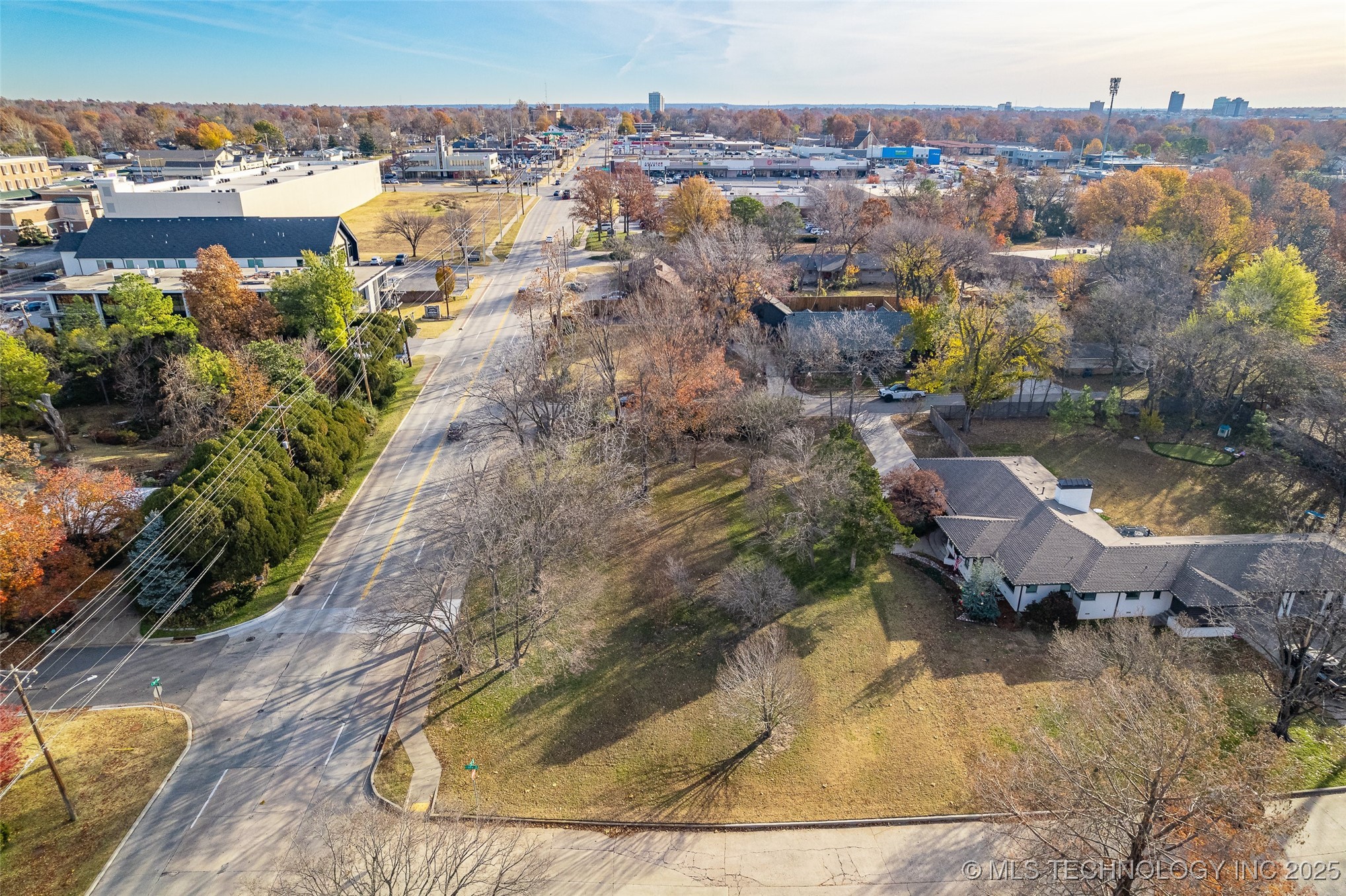 3106 S Gary Court E Property Photo 4