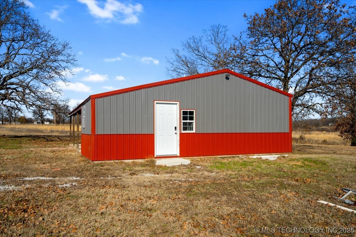 427588 E 1050 Property Photo 4