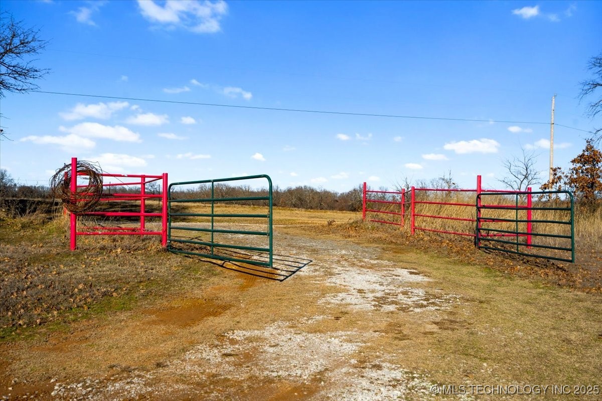 427588 E 1050 Property Photo 6