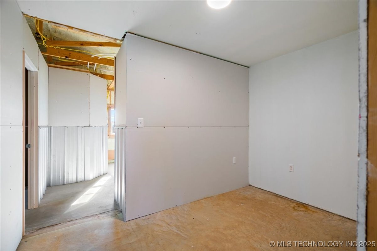 427588 E 1050 Property Photo 50