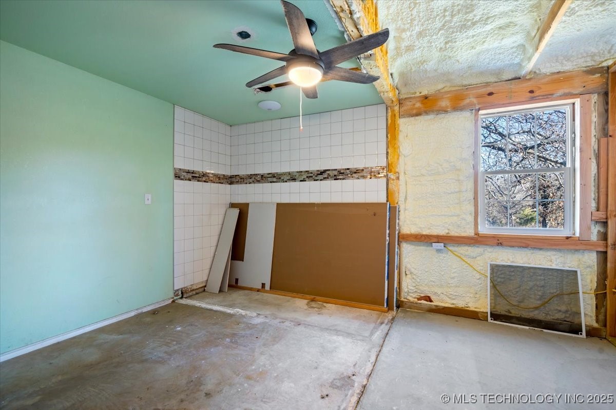 427588 E 1050 Property Photo 56