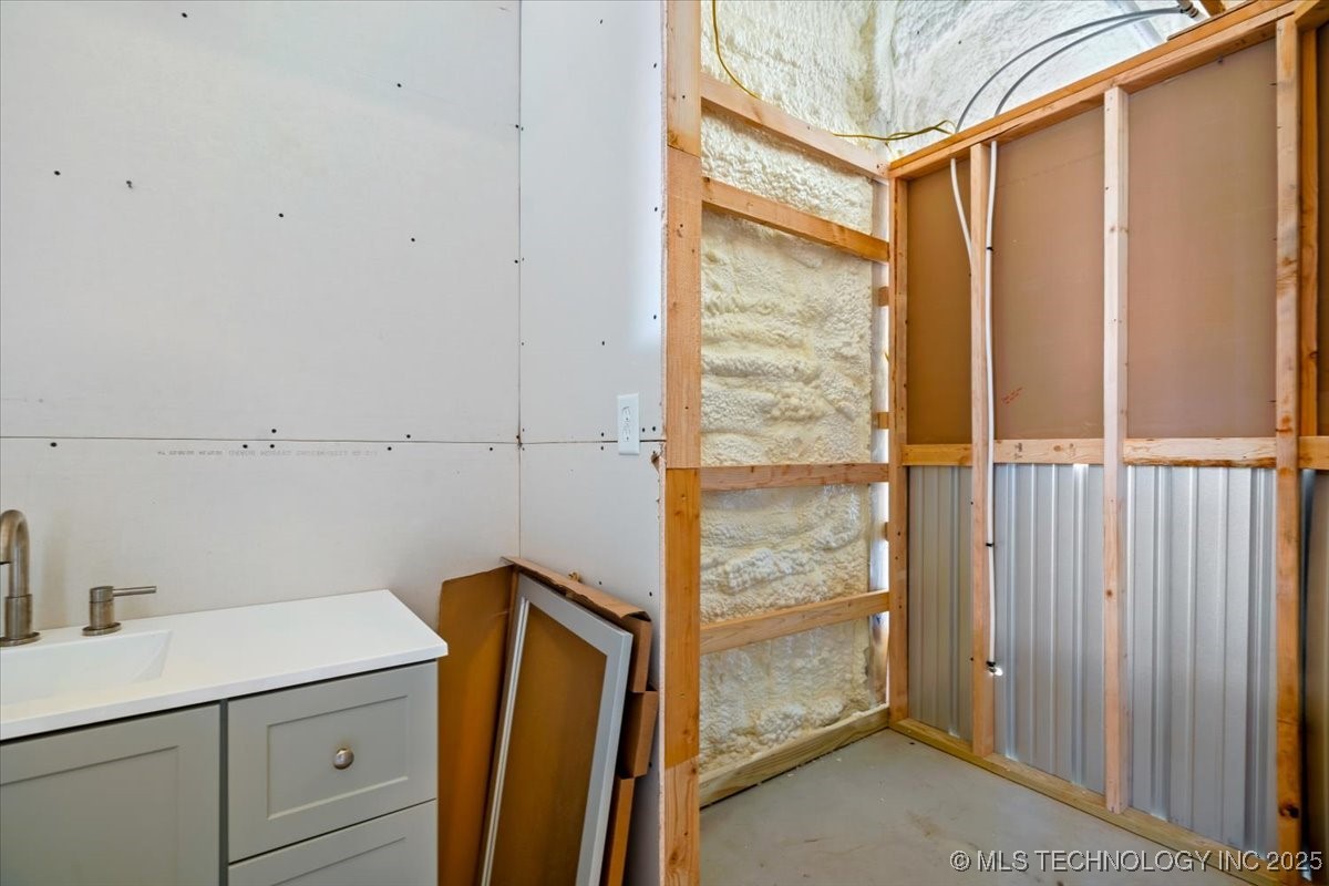 427588 E 1050 Property Photo 57
