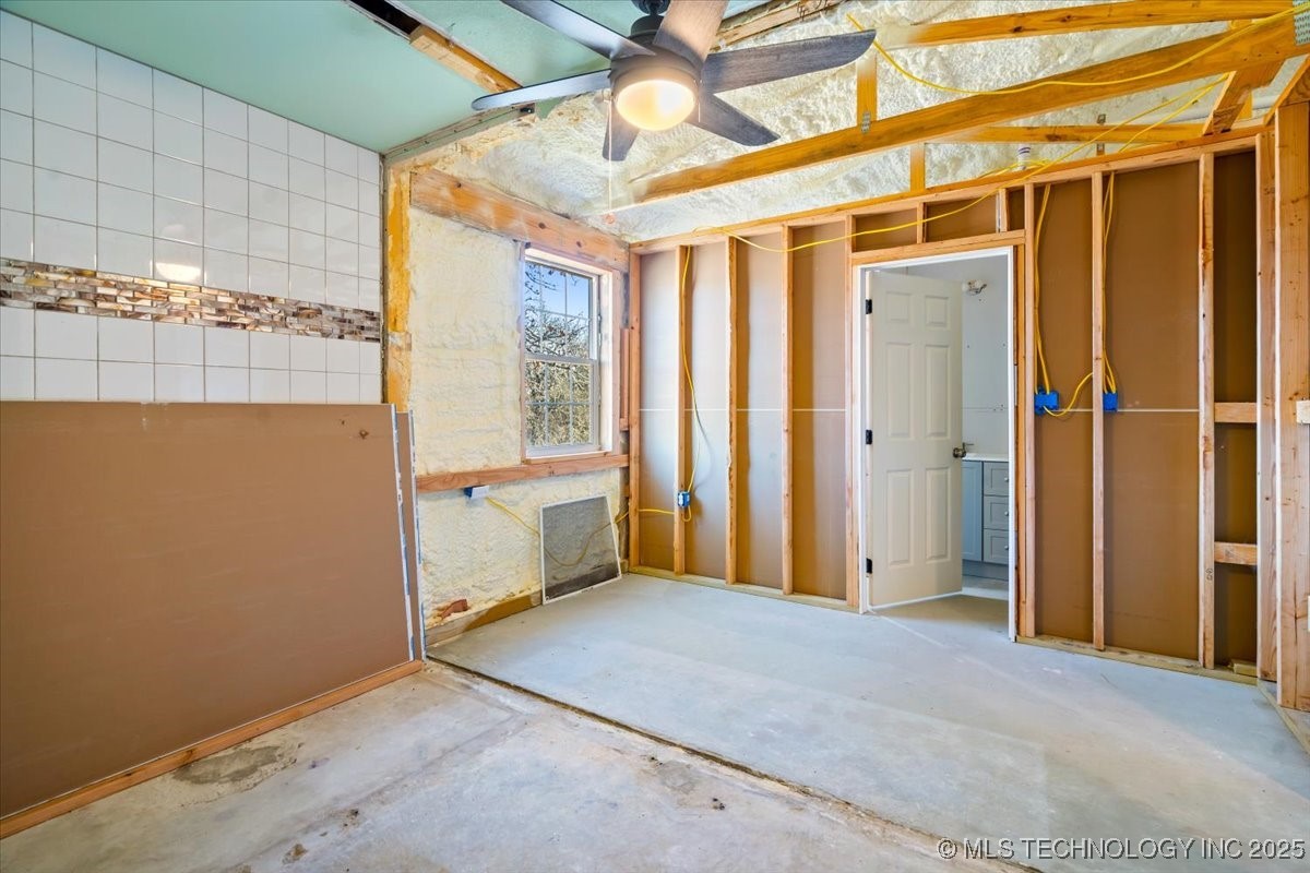 427588 E 1050 Property Photo 60