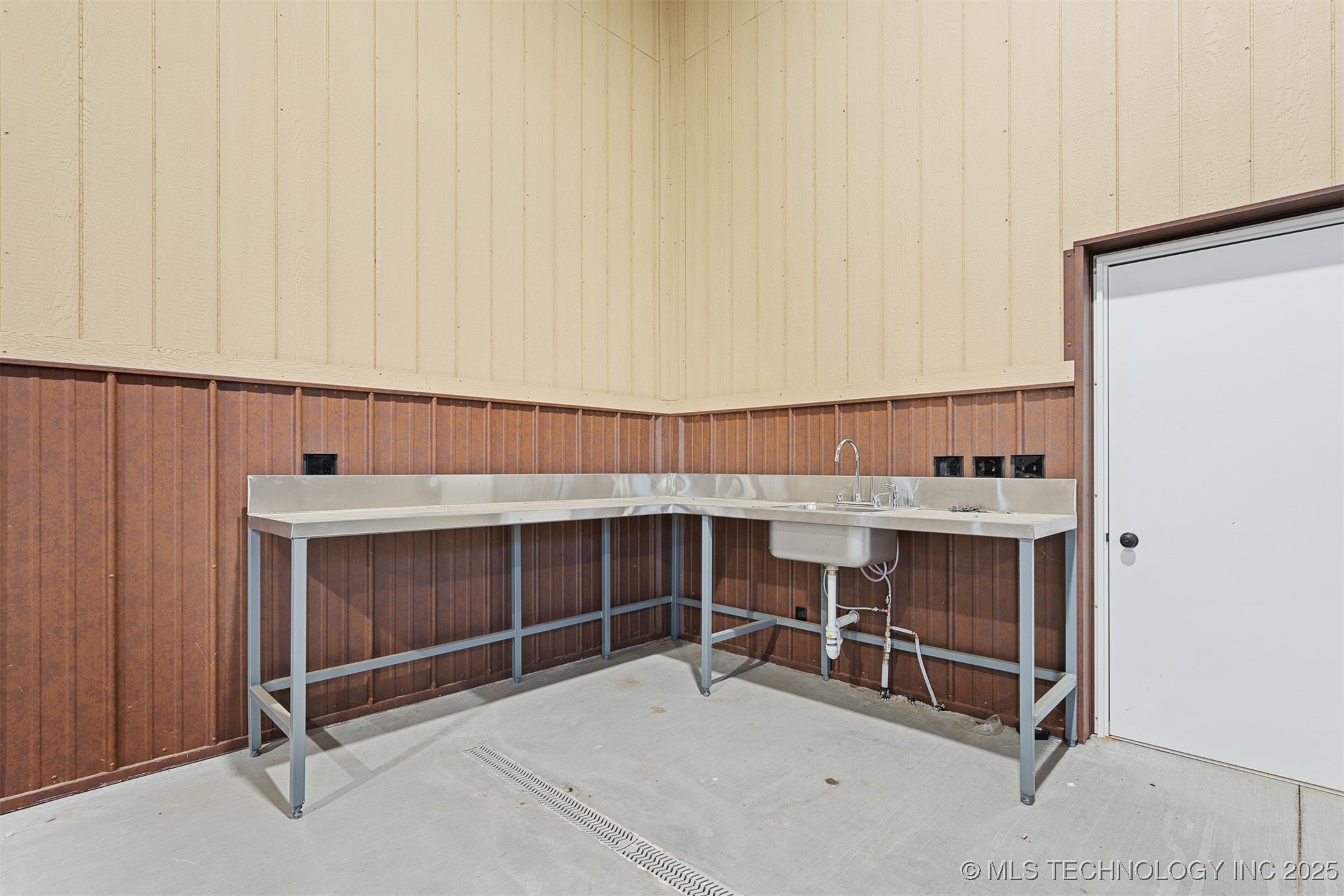 61995 Southeast County Road Property Photo 12