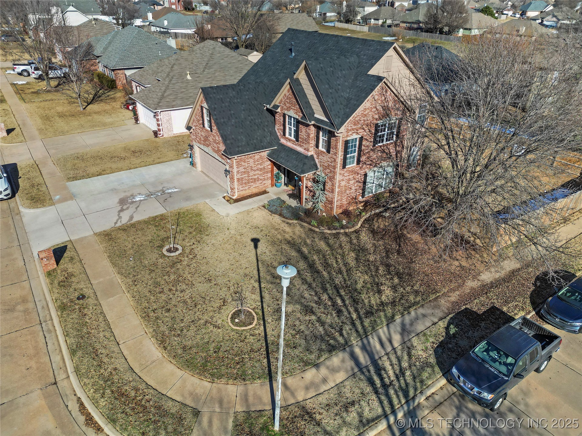 5413 S Redbud Avenue Property Photo 4