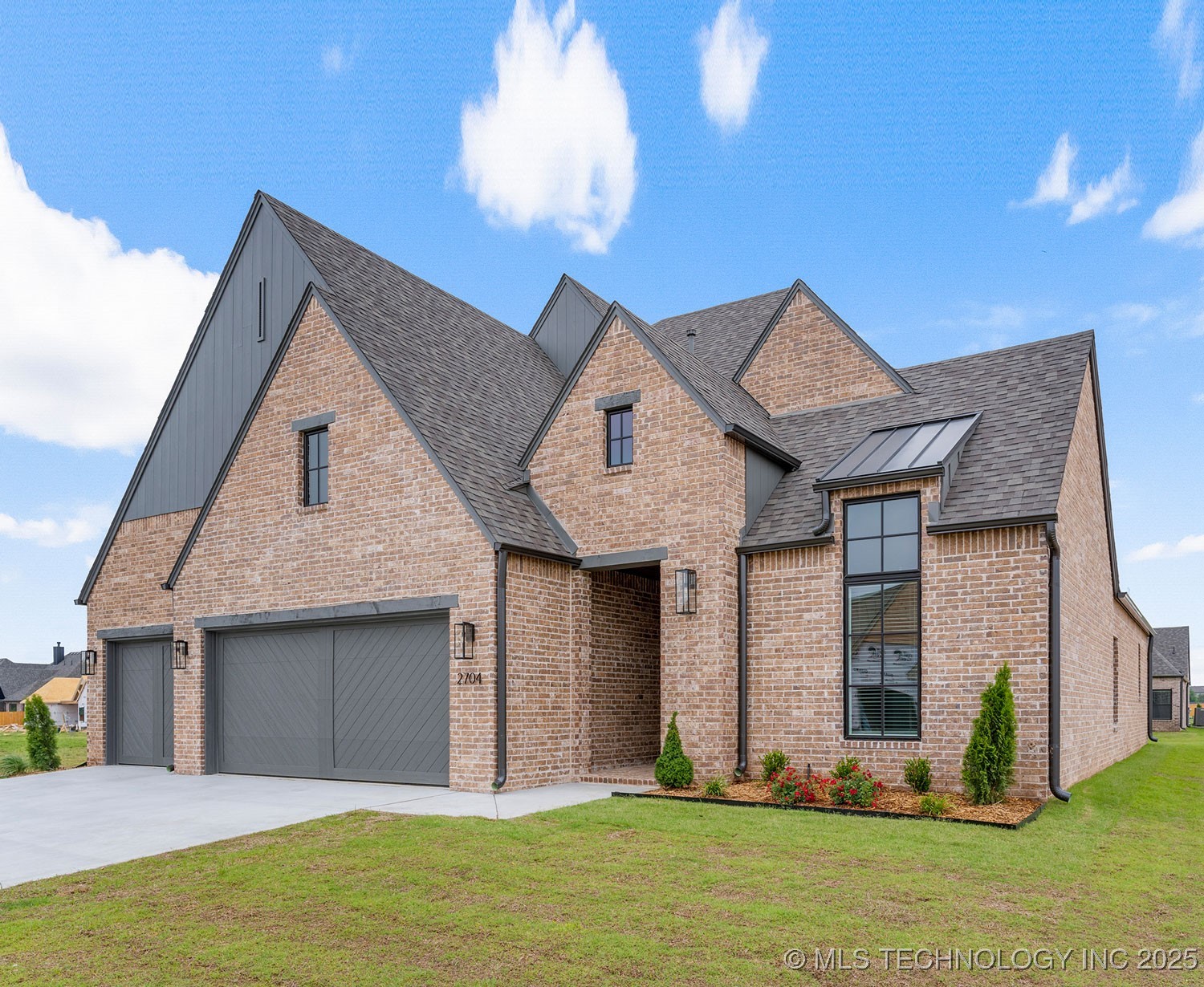 2704 W Twin Oaks Street Property Photo 1