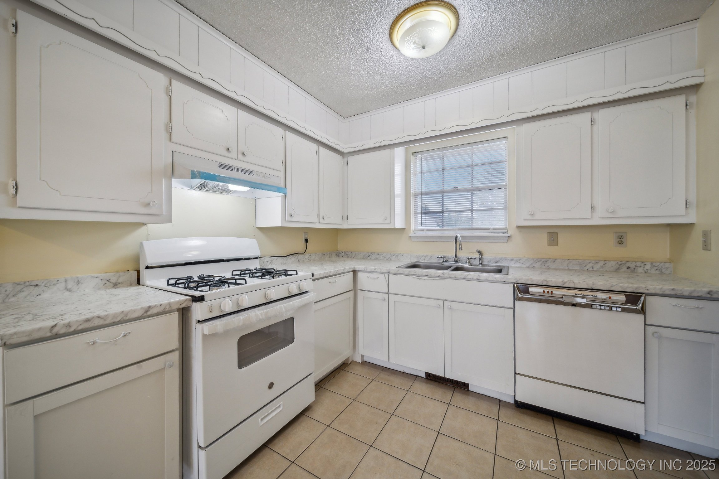 12008 E 28th Street Property Photo 10