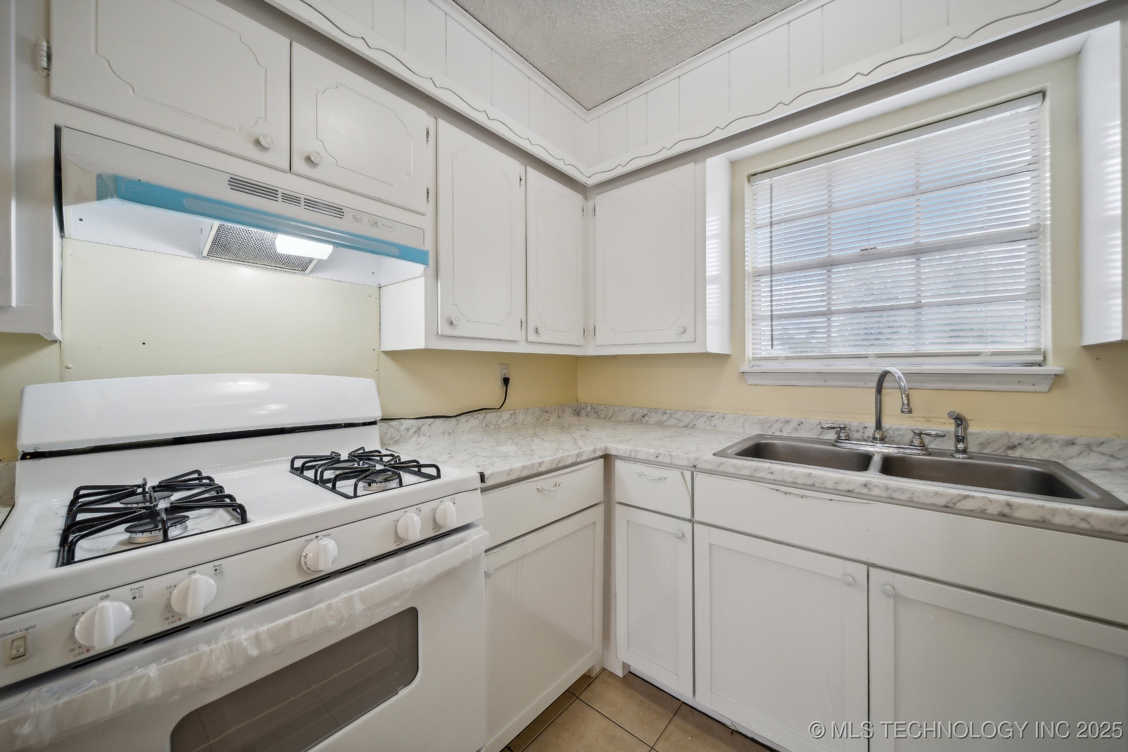 12008 E 28th Street Property Photo 11