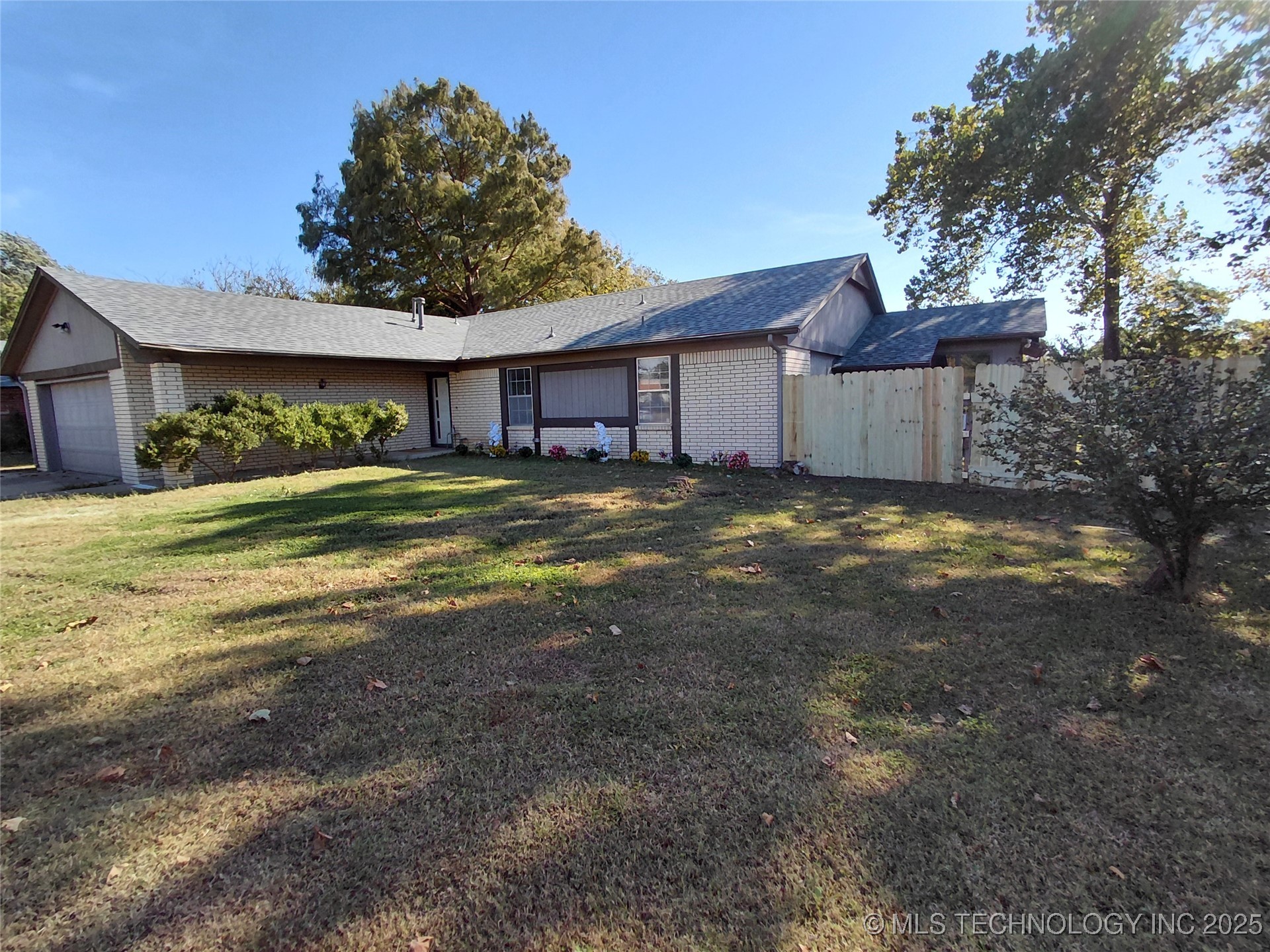 12514 E 38th Street Property Photo 2