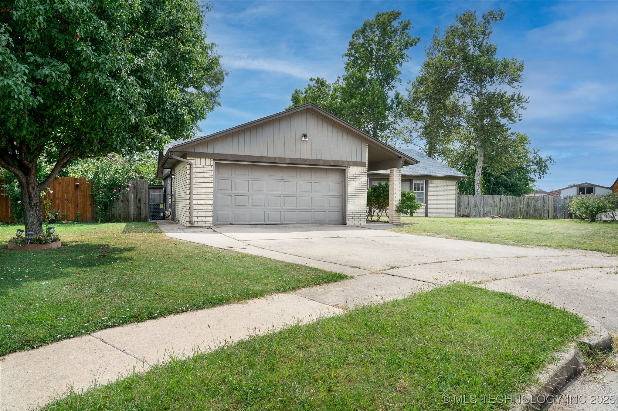 12514 E 38th Street Property Photo 3