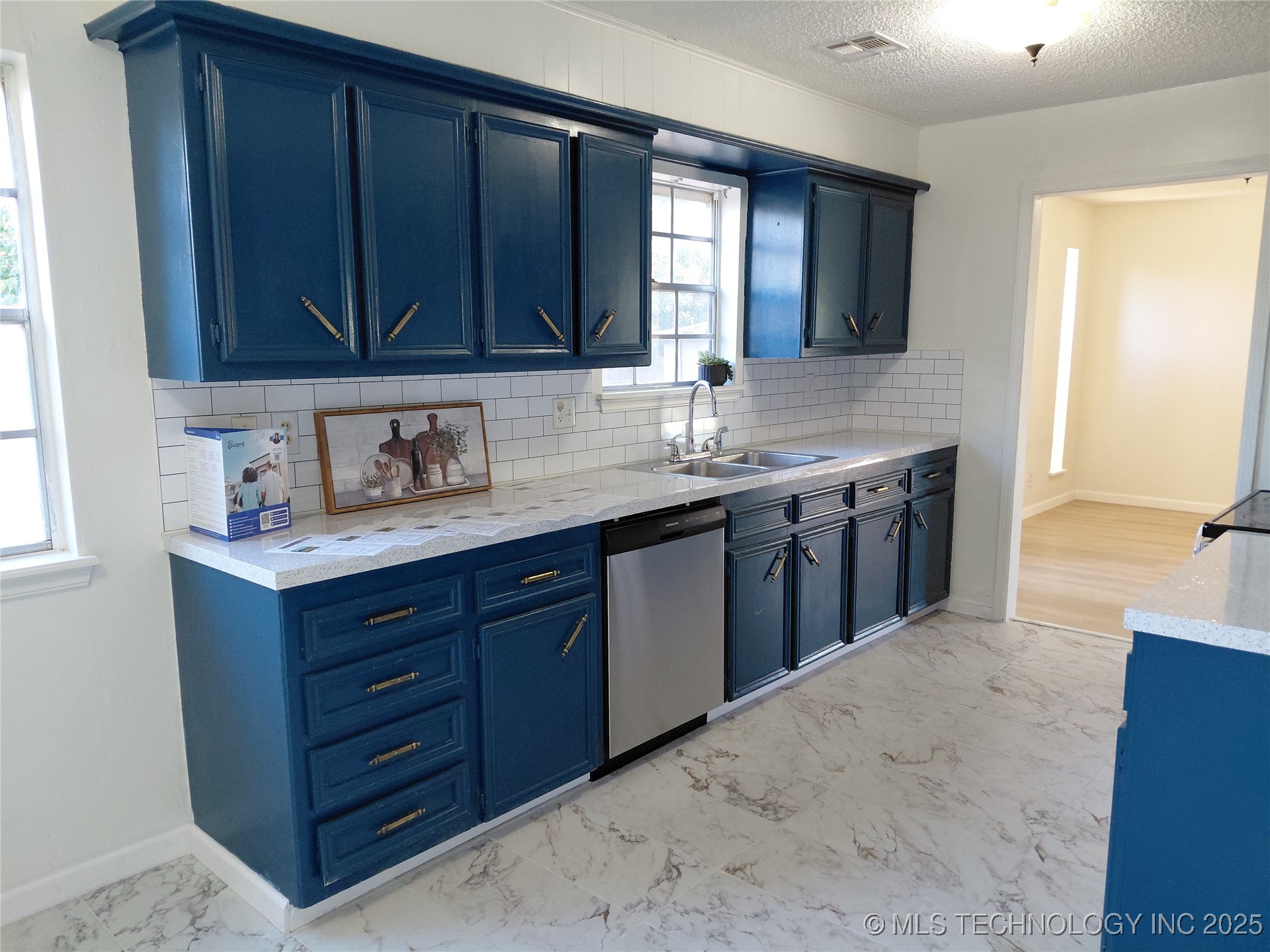 12514 E 38th Street Property Photo 5