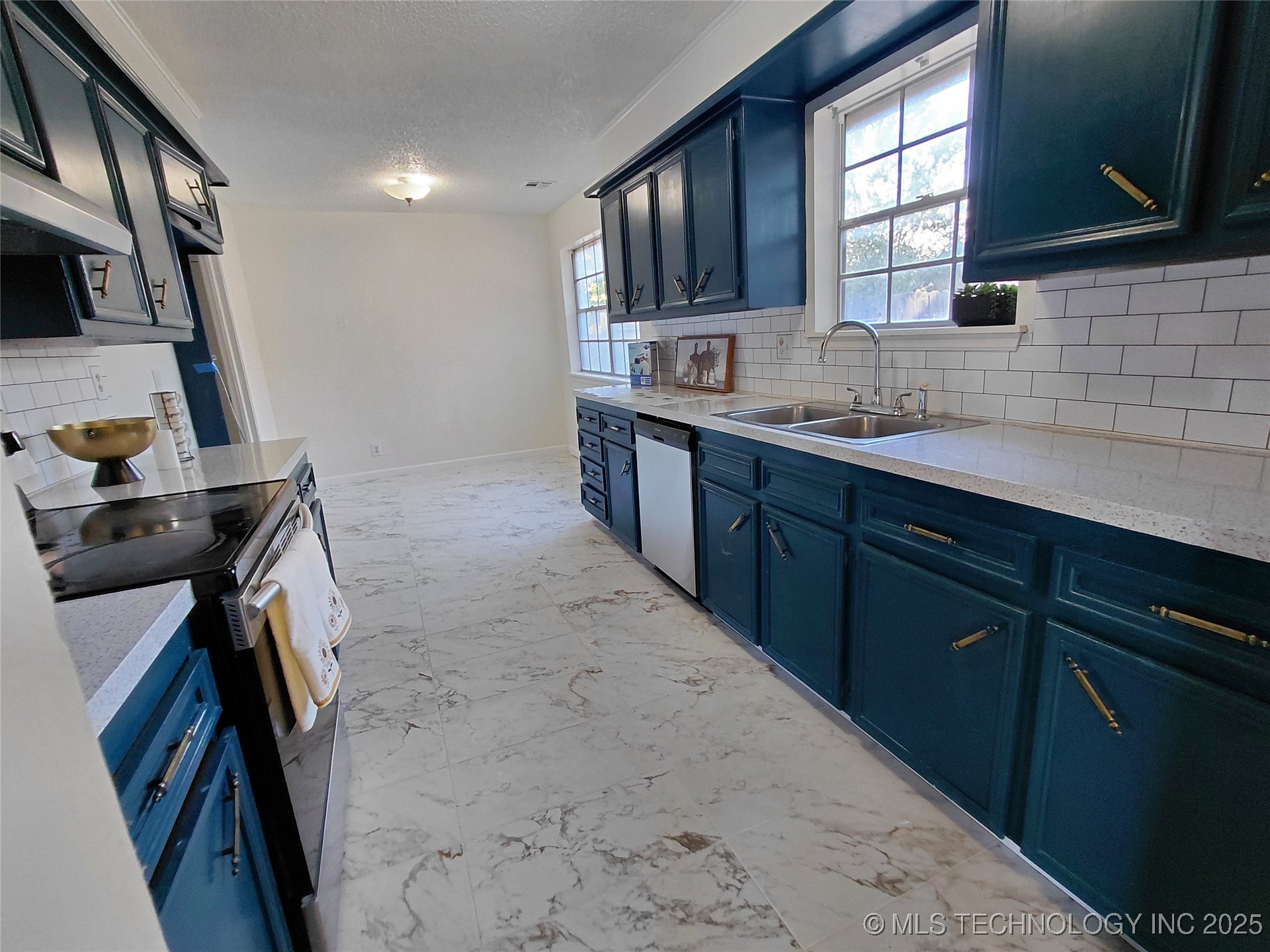 12514 E 38th Street Property Photo 6