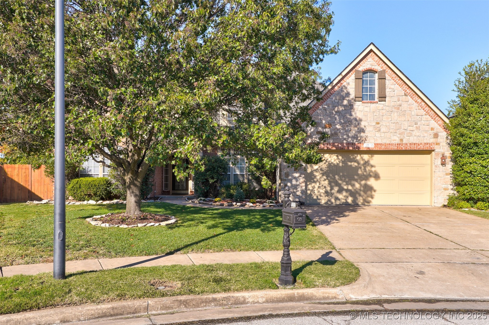 1016 S Cypress Avenue Property Photo 2