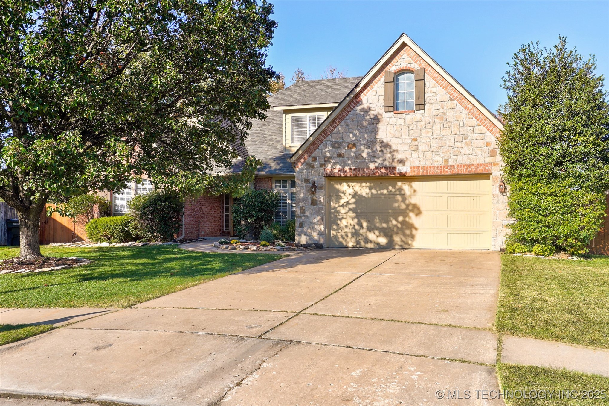 1016 S Cypress Avenue Property Photo 3