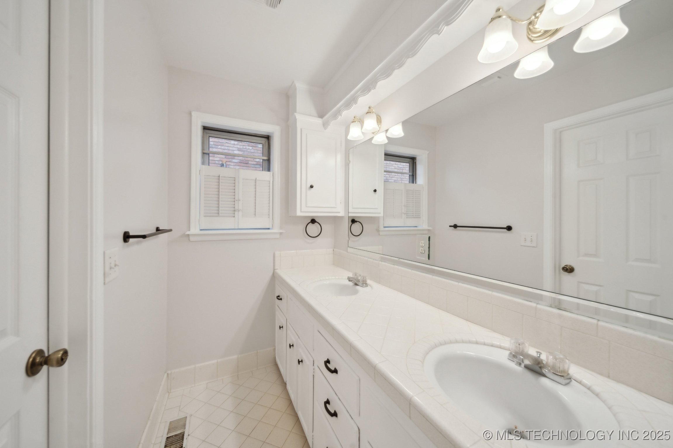 4748 S Hudson Place Property Photo 21