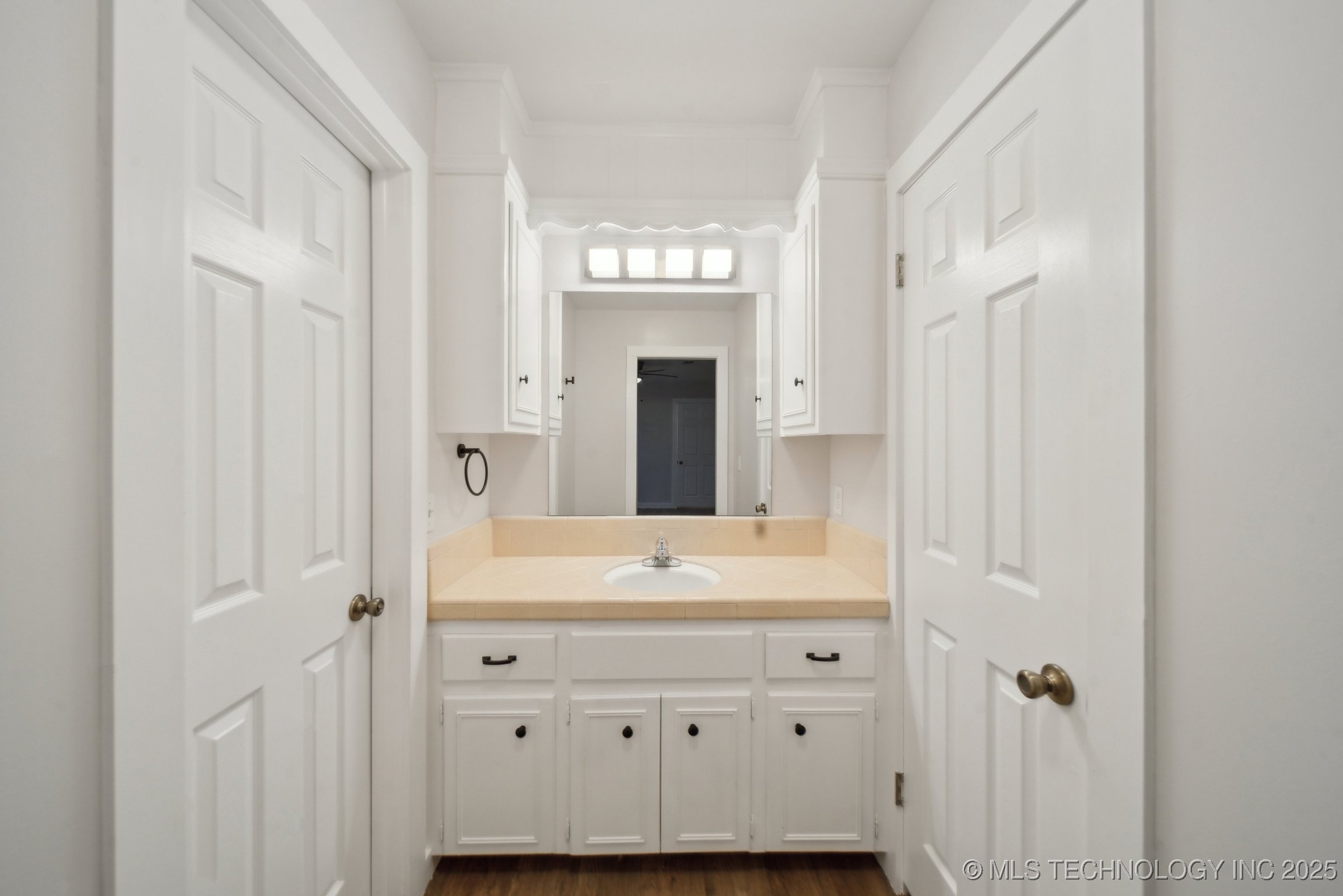 4748 S Hudson Place Property Photo 26