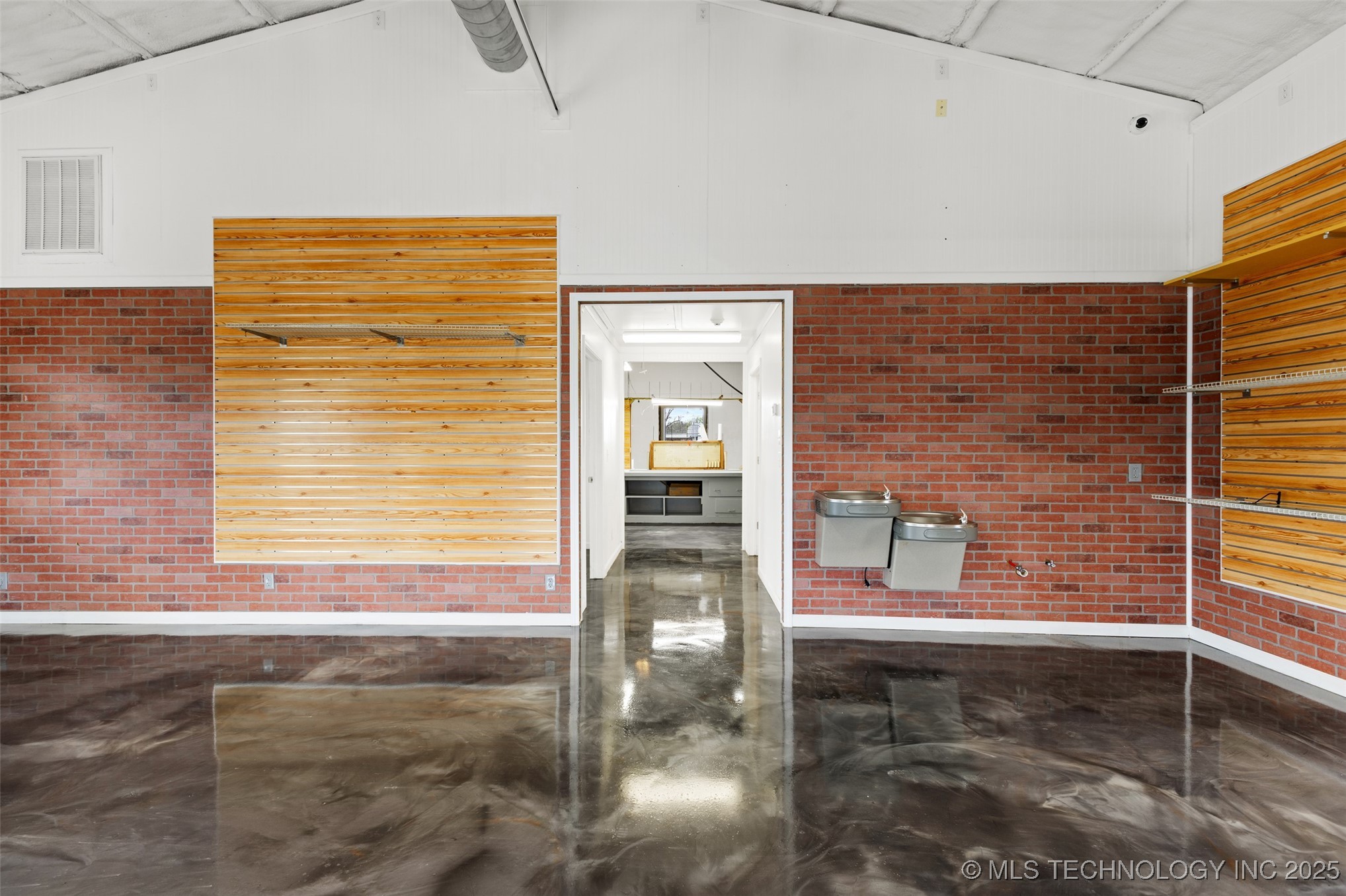 118 E 5th Street Property Photo 6