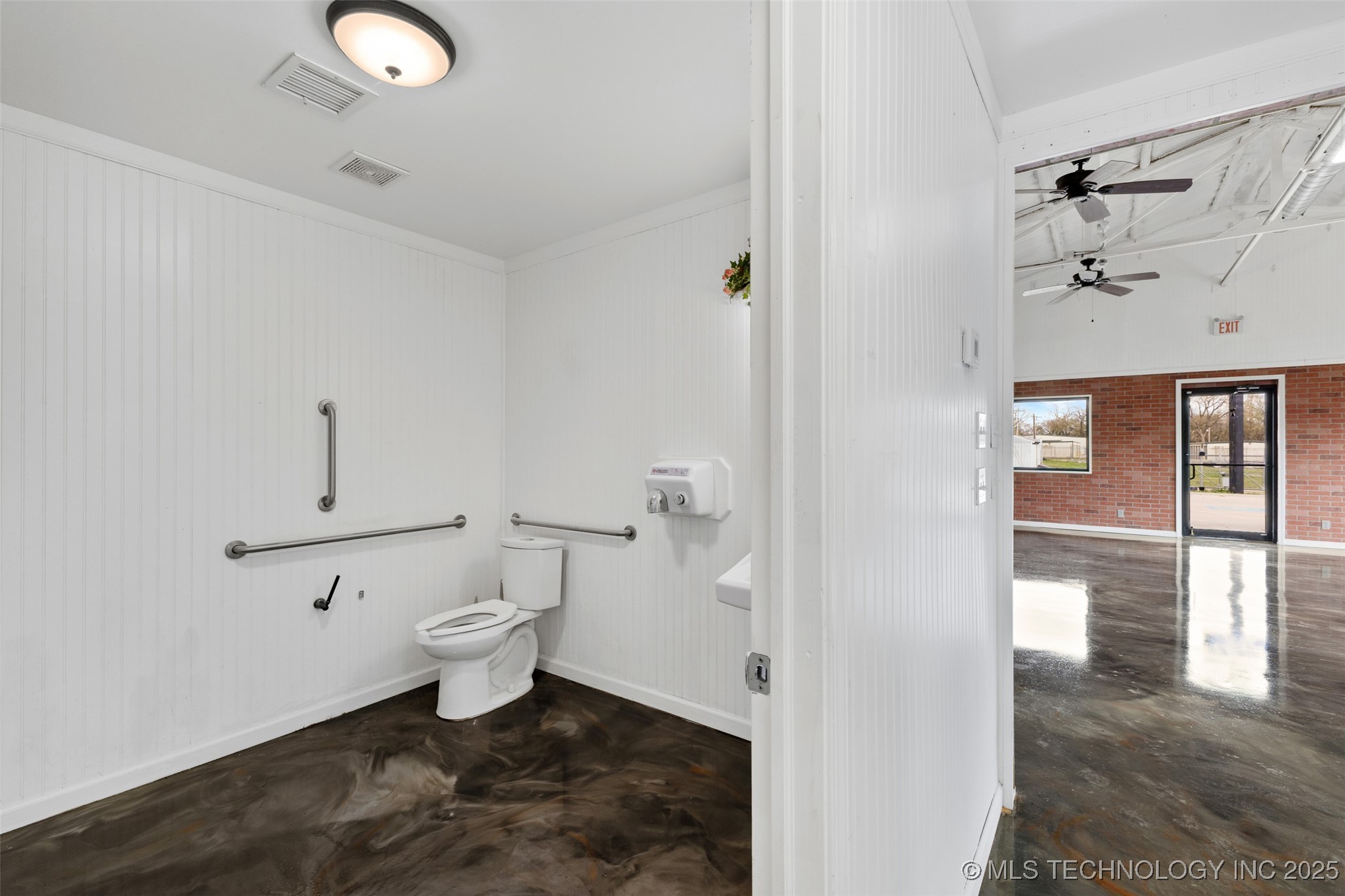 118 E 5th Street Property Photo 10