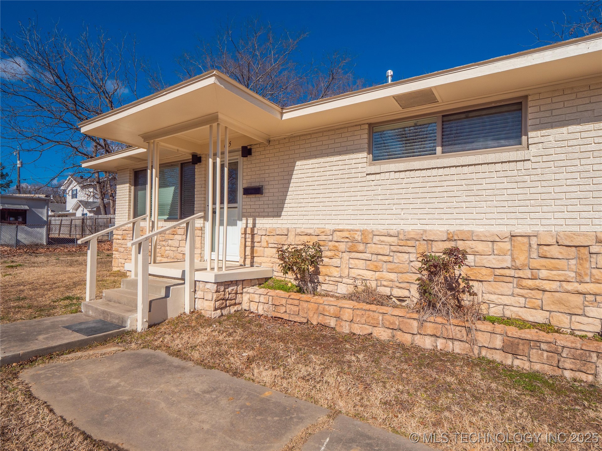 615 E South Avenue Property Photo 2