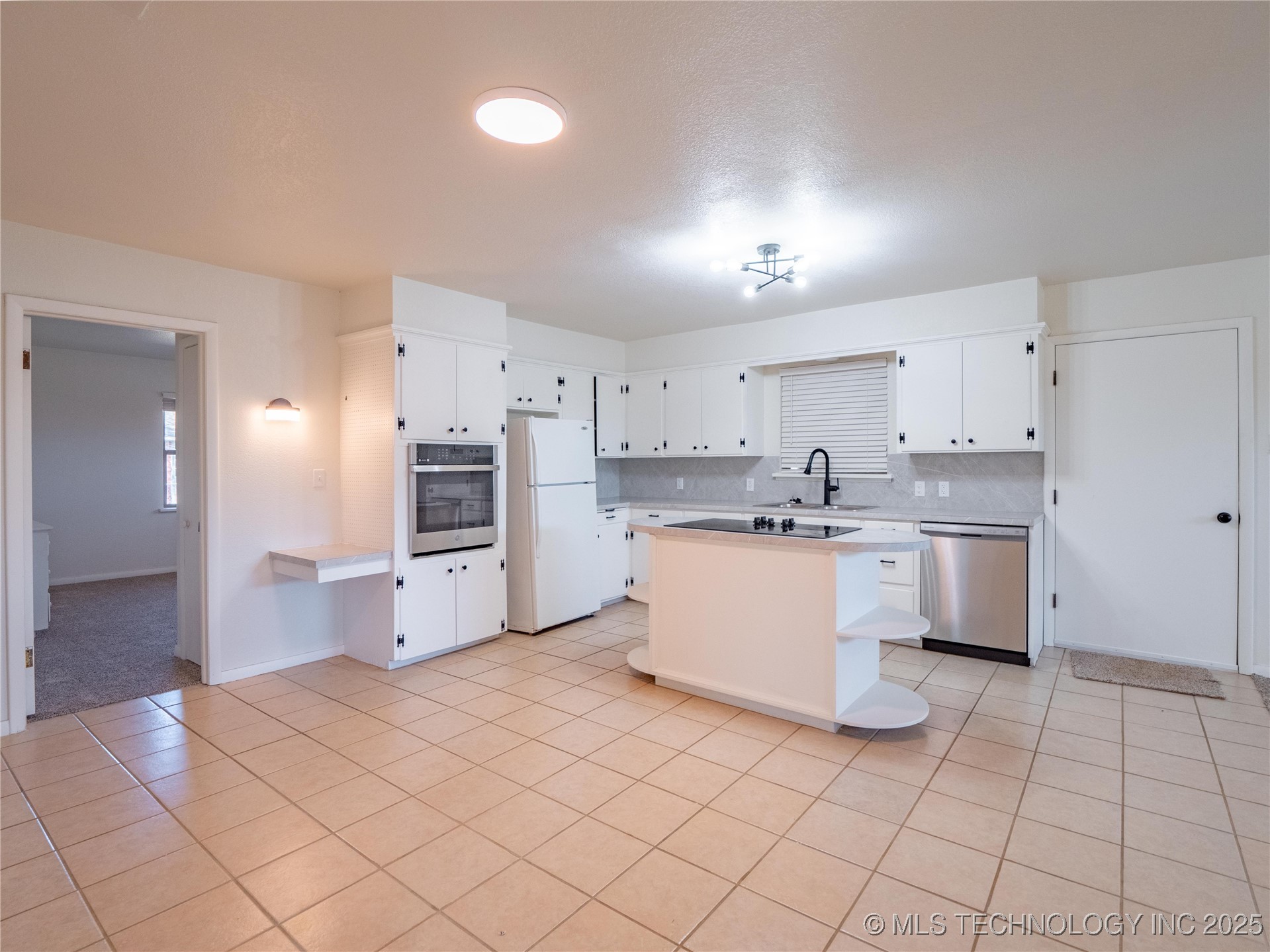 615 E South Avenue Property Photo 12