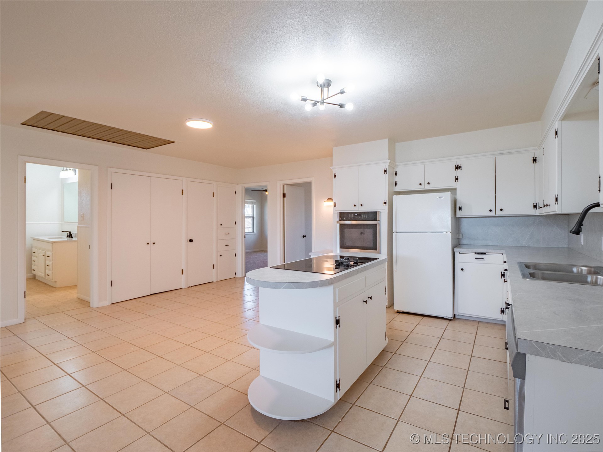 615 E South Avenue Property Photo 13