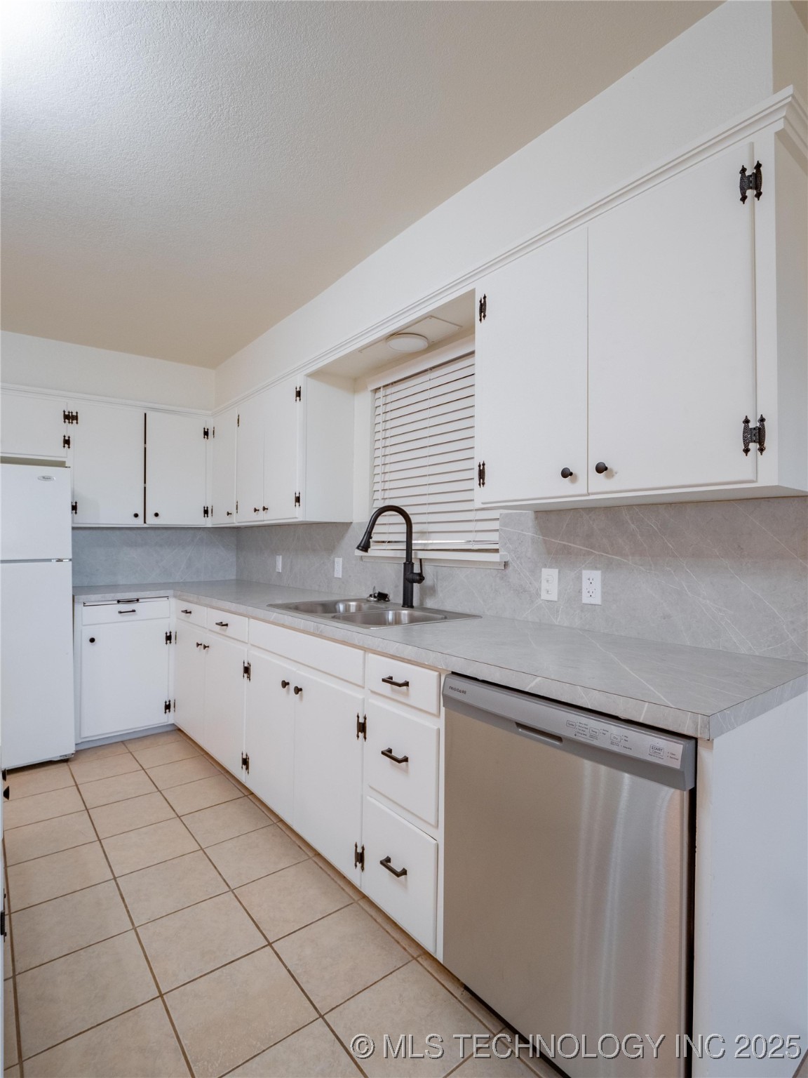 615 E South Avenue Property Photo 16
