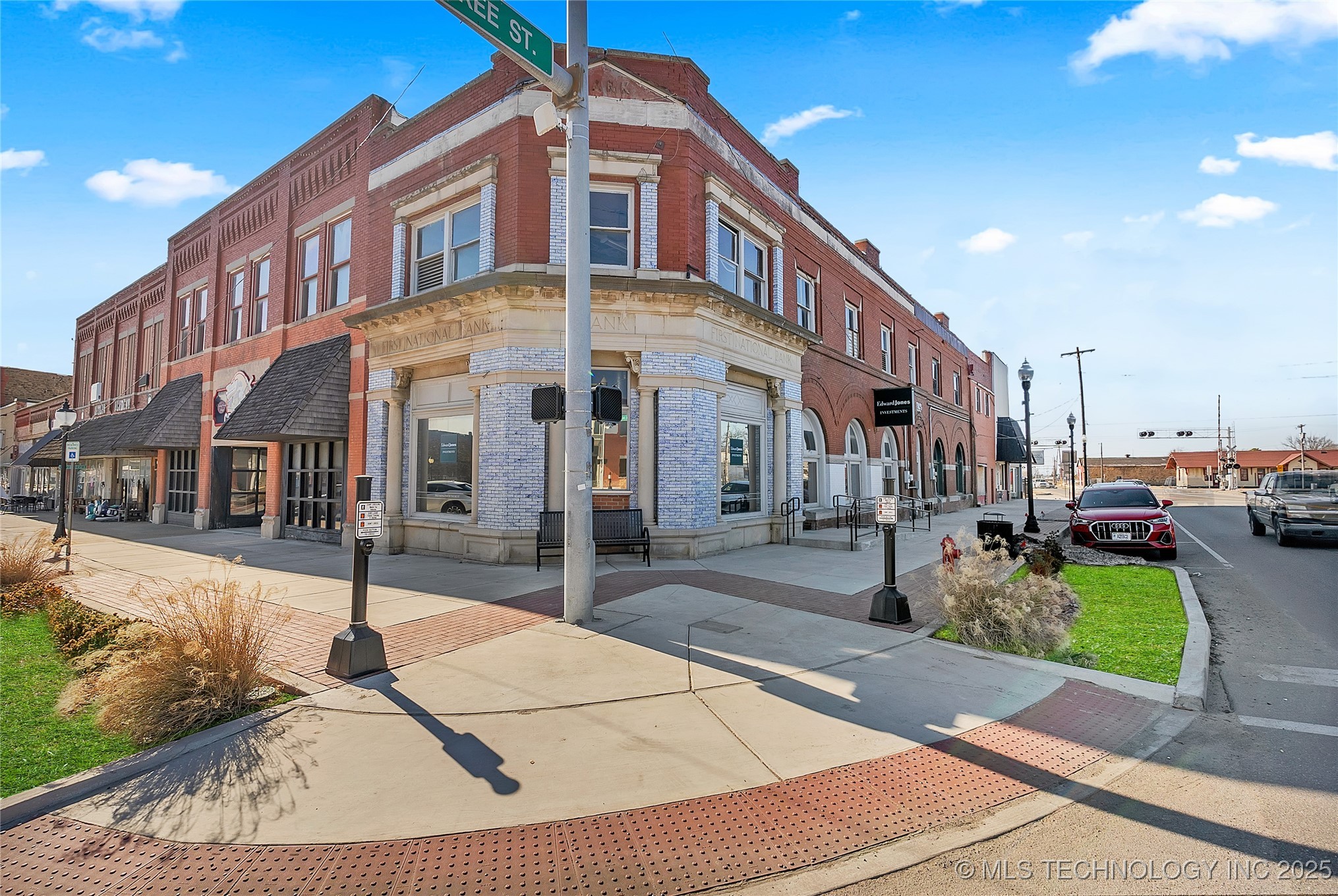 114 E Cherokee Street Property Photo 2