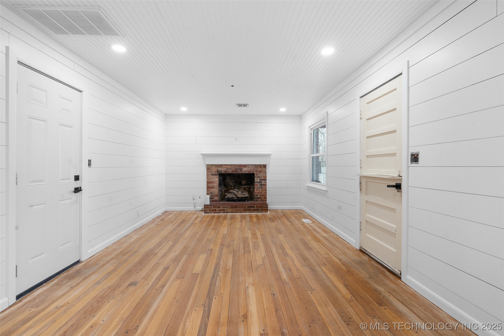 210 E 15th Street Property Photo 13