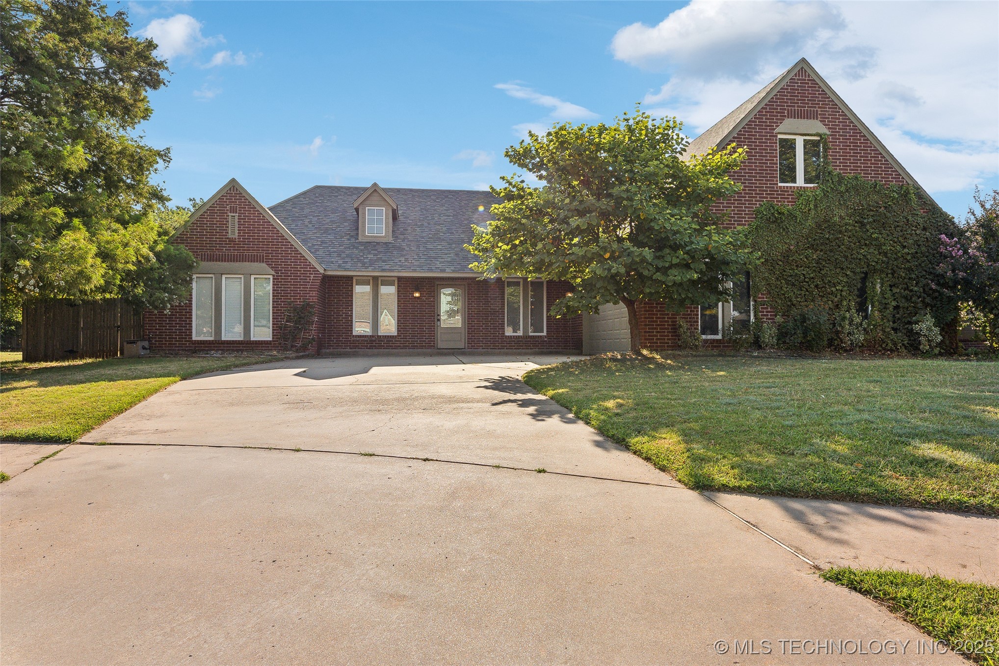 11519 S Nandina Avenue Property Photo