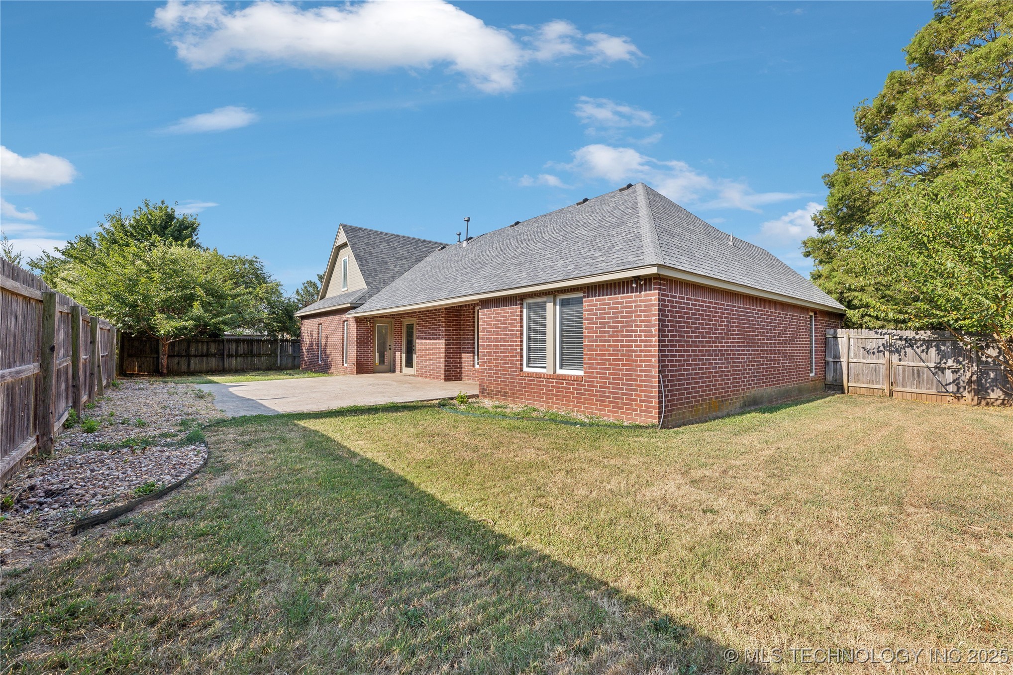 11519 S Nandina Avenue Property Photo 2