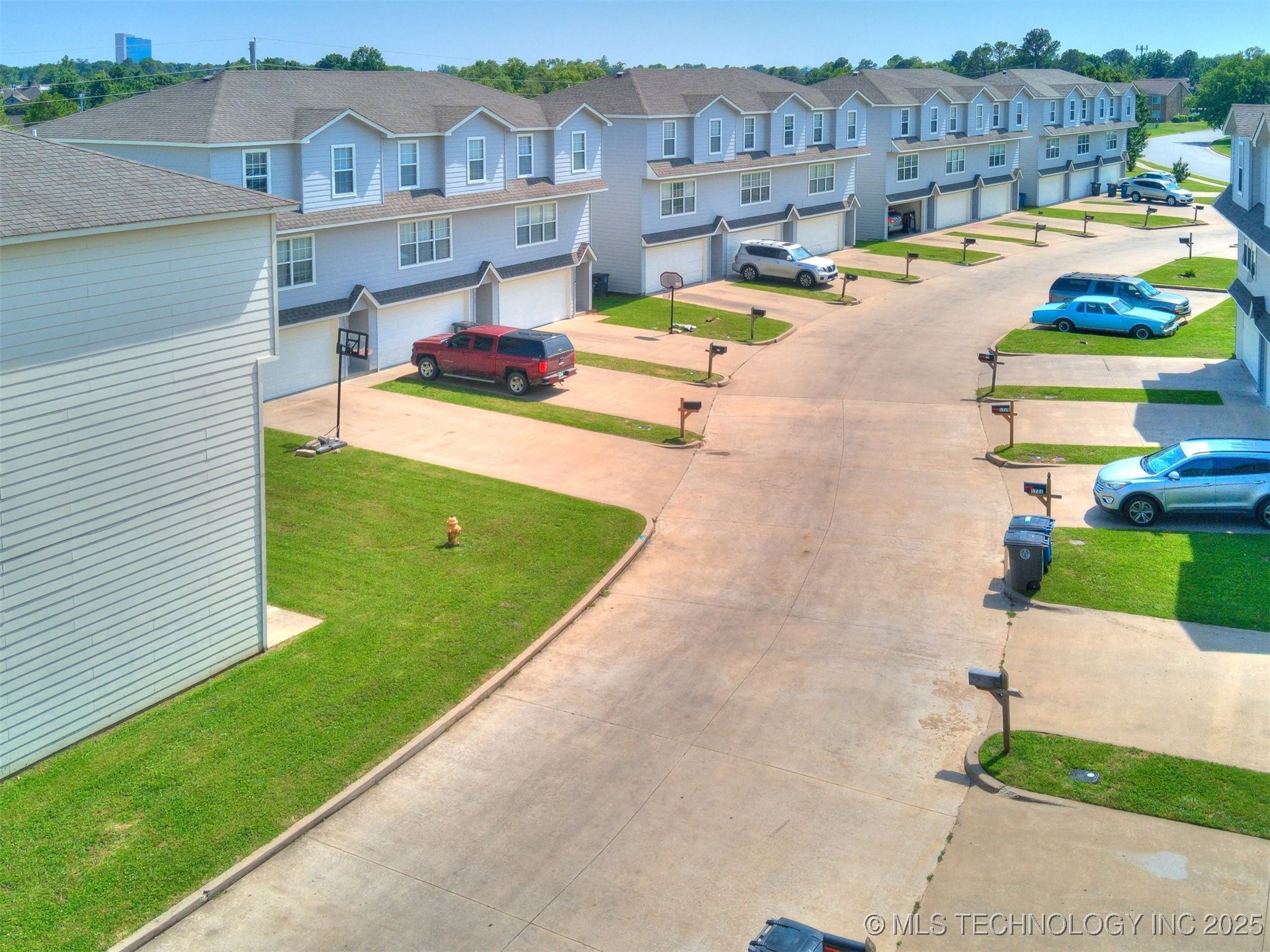 6710 S Utica Place Property Photo 4