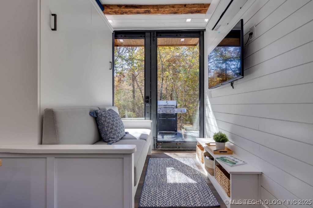 154 Double Oak Property Photo 3