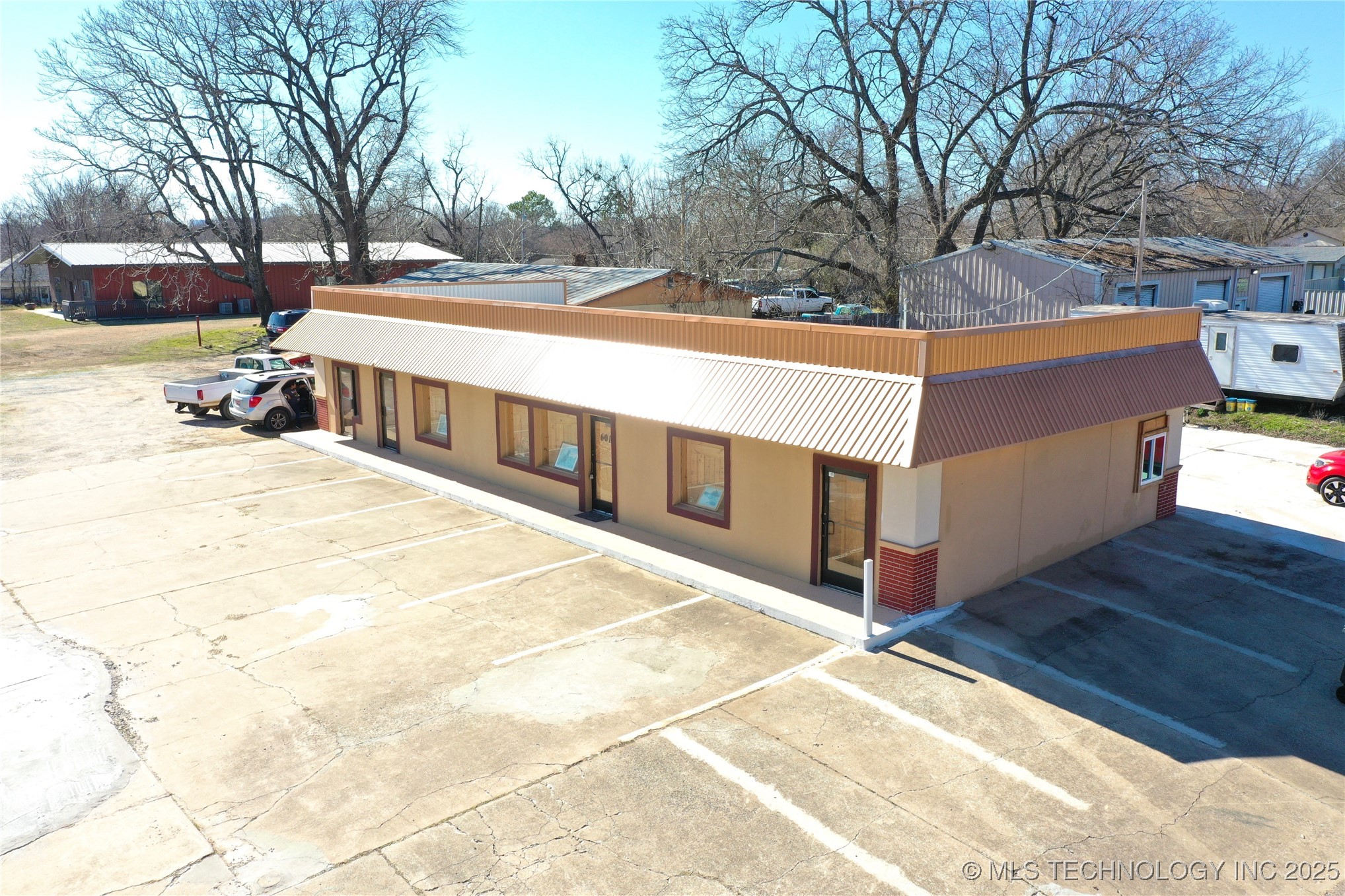 601 S 9th Highway Property Photo 2