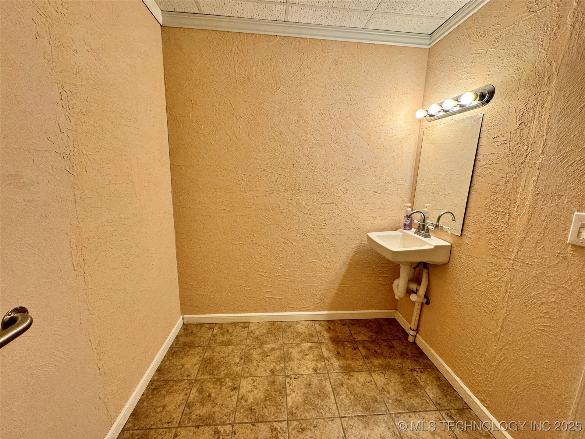 601 S 9th Highway Property Photo 15