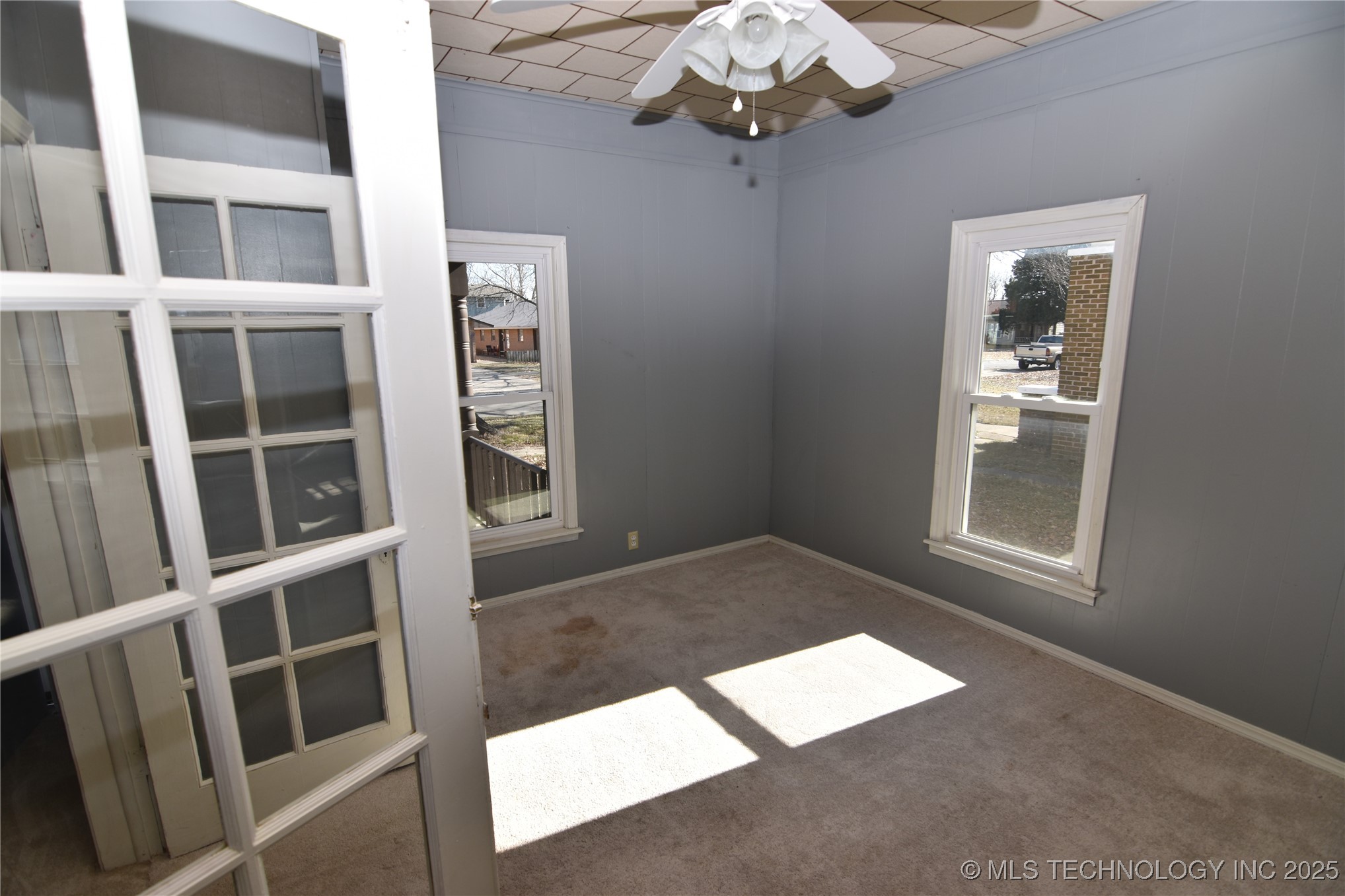 405 S Seneca Avenue Property Photo 3