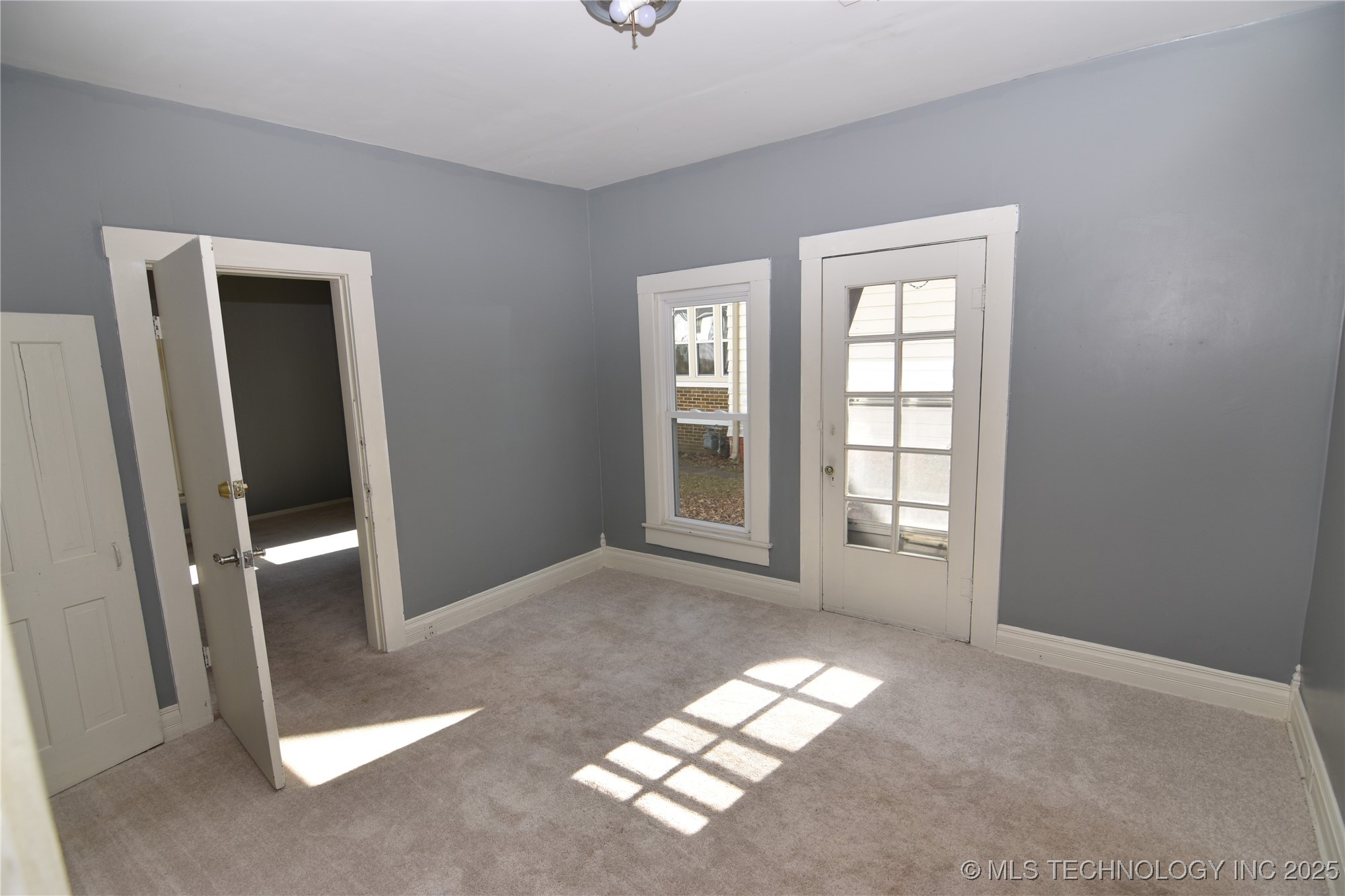 405 S Seneca Avenue Property Photo 4