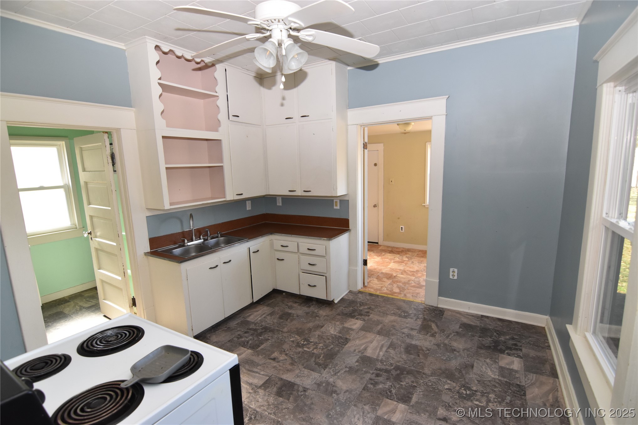 405 S Seneca Avenue Property Photo 5
