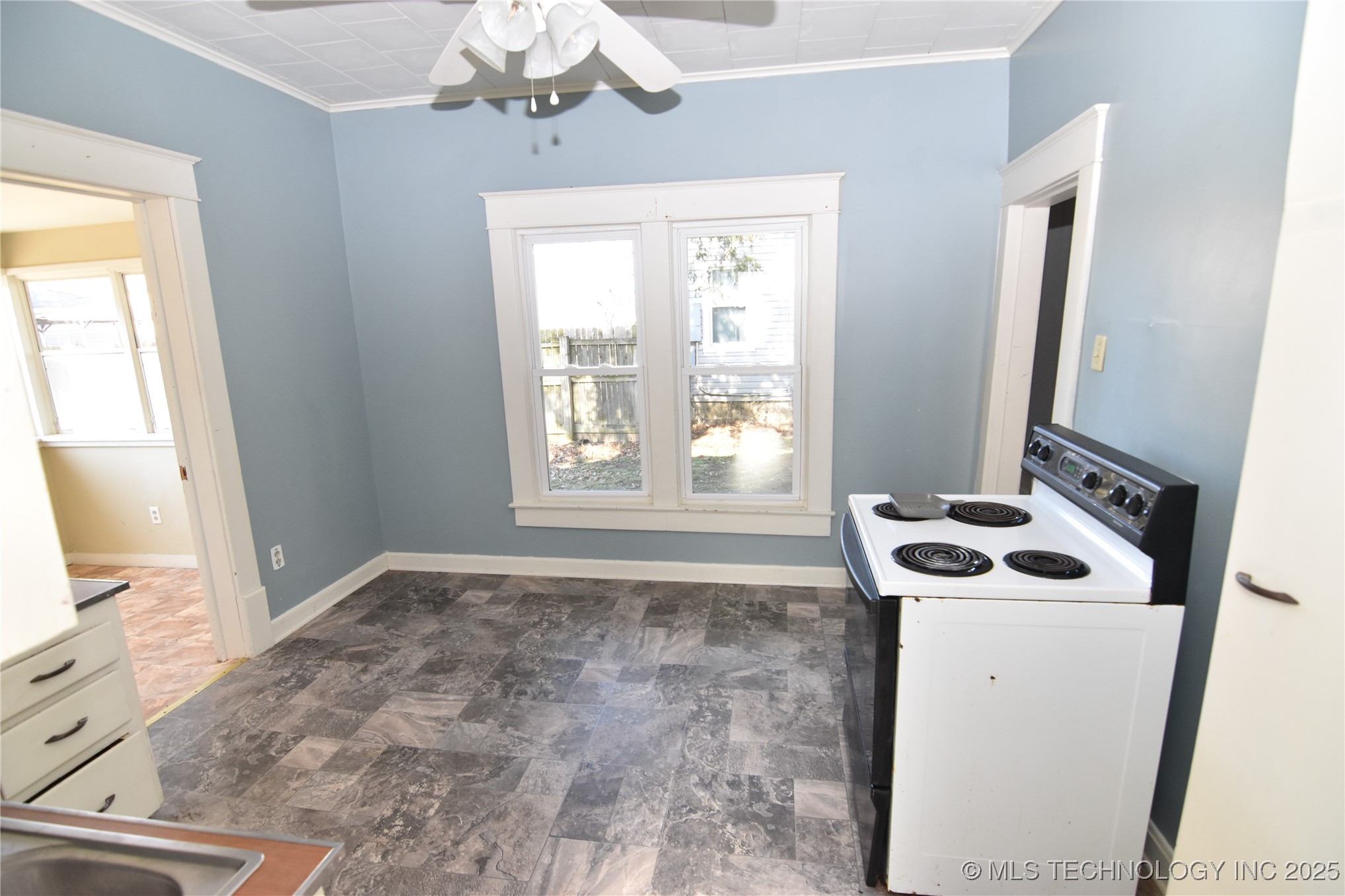 405 S Seneca Avenue Property Photo 6
