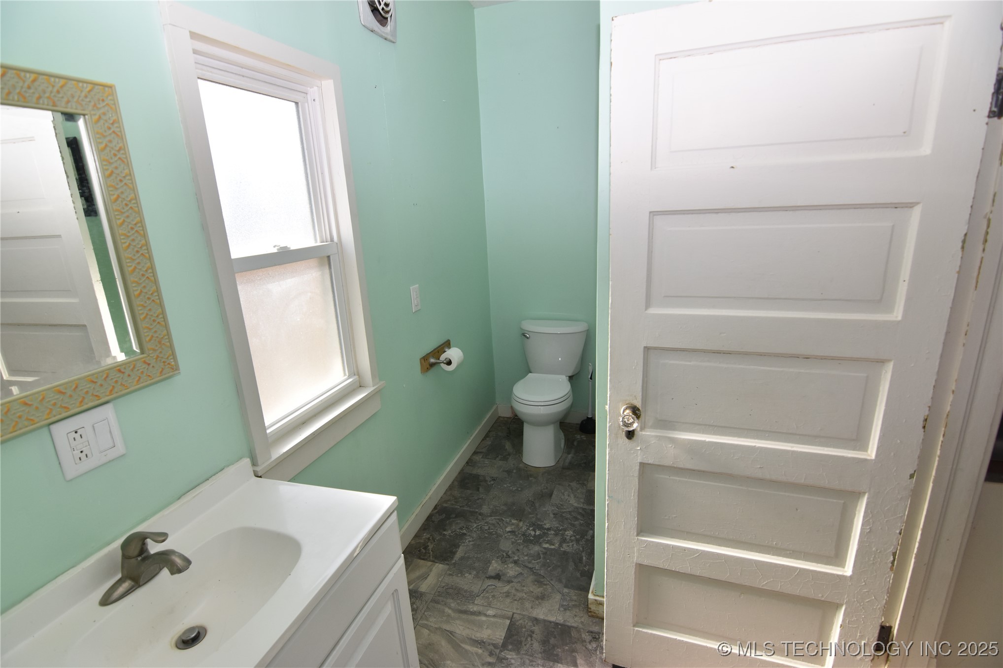 405 S Seneca Avenue Property Photo 8