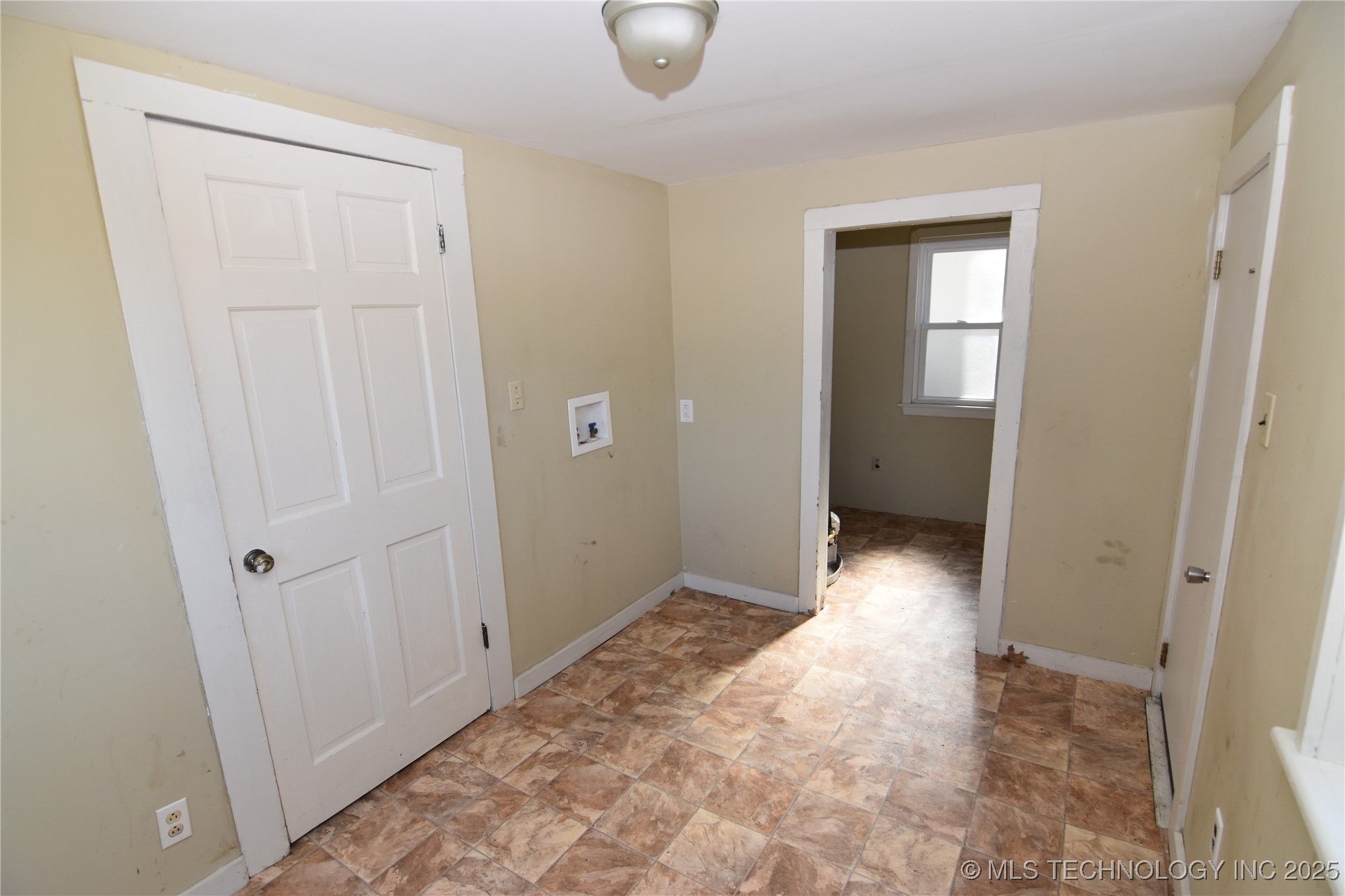 405 S Seneca Avenue Property Photo 9