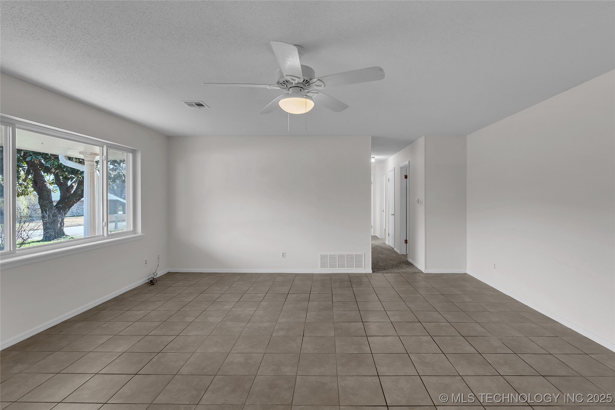 1127 W Shawnee Avenue Property Photo 5