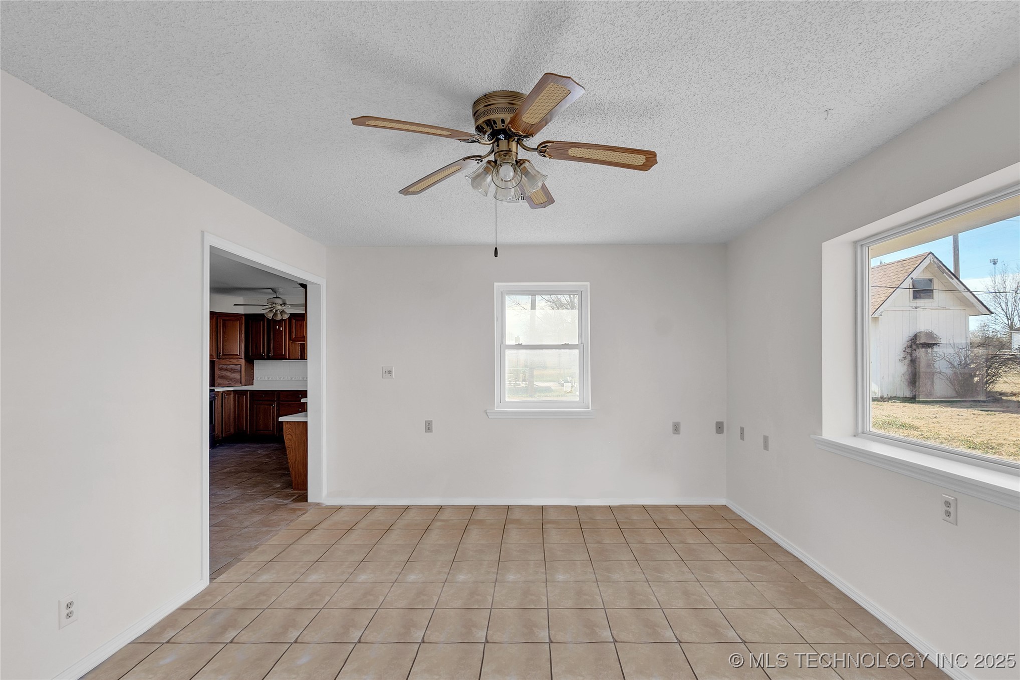 1127 W Shawnee Avenue Property Photo 18