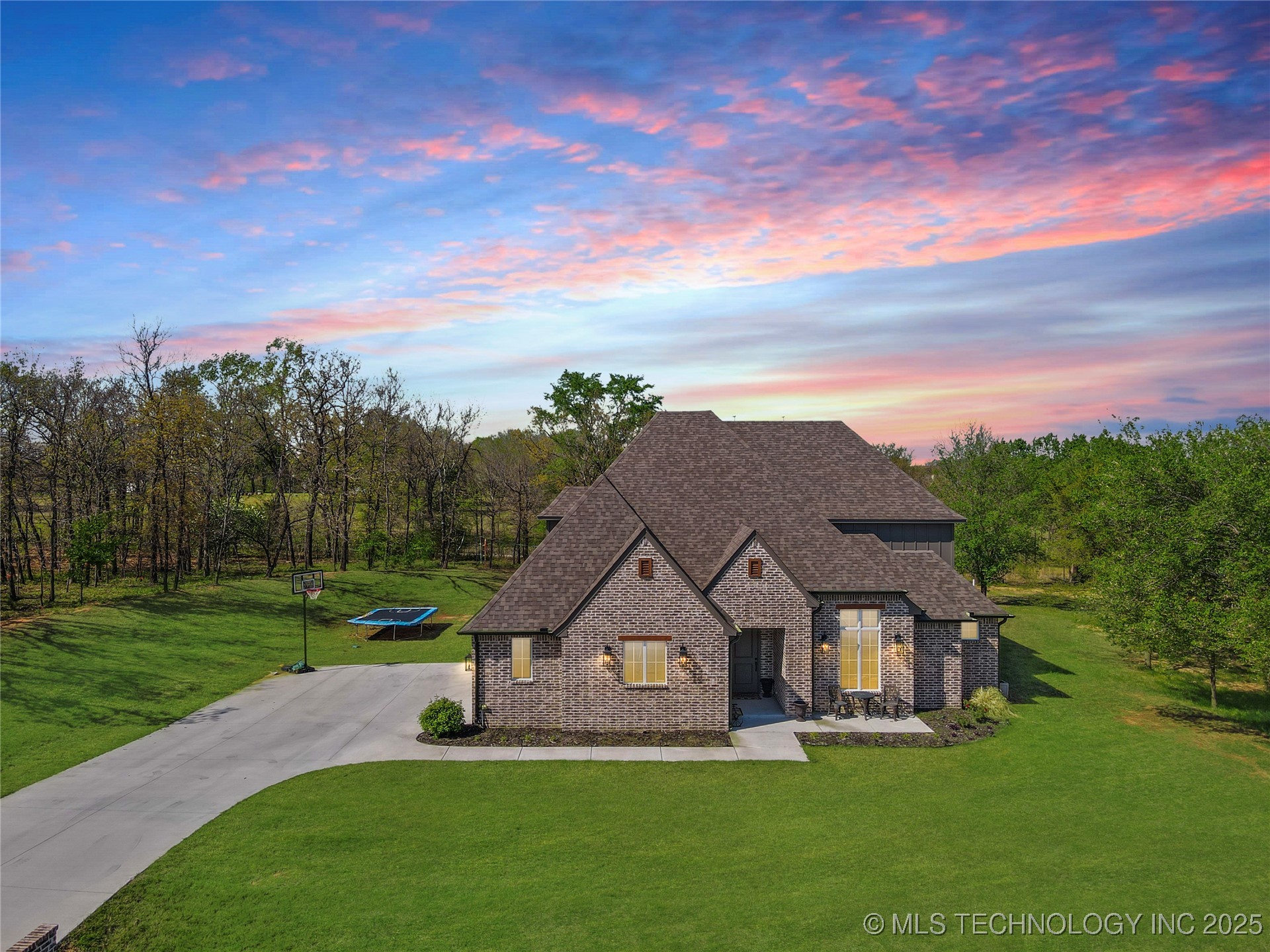 2718 Hickory Ridge Drive Property Photo 2