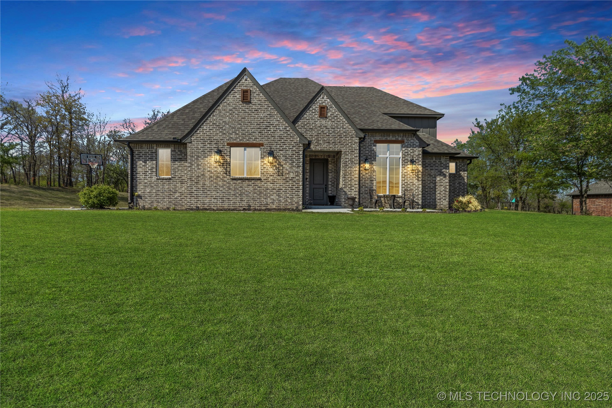 2718 Hickory Ridge Drive Property Photo 3