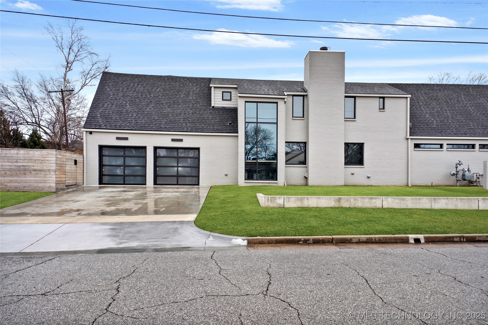 2501 S Columbia Avenue Property Photo 5